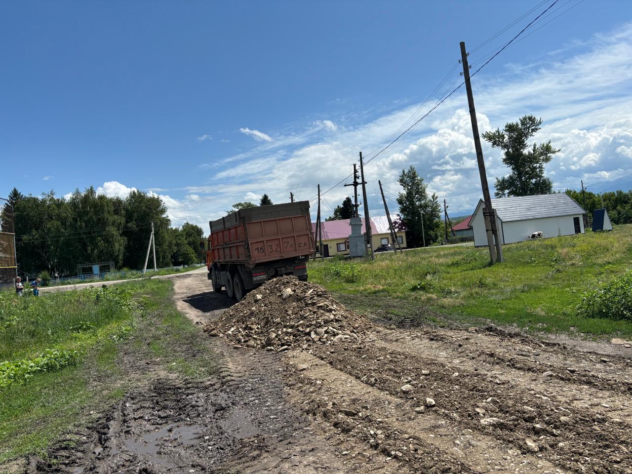 Путь к безопасности и комфорту: в селе Солоновка ведутся работы по отсыпке дорог щебнем