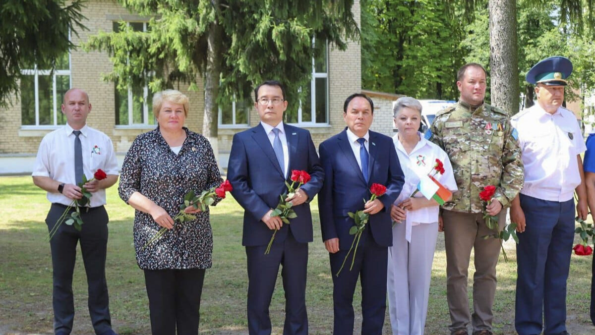 В Беларуси состоялась церемония присвоения средней школе имени воина-казахстанца Героя Советского Союза