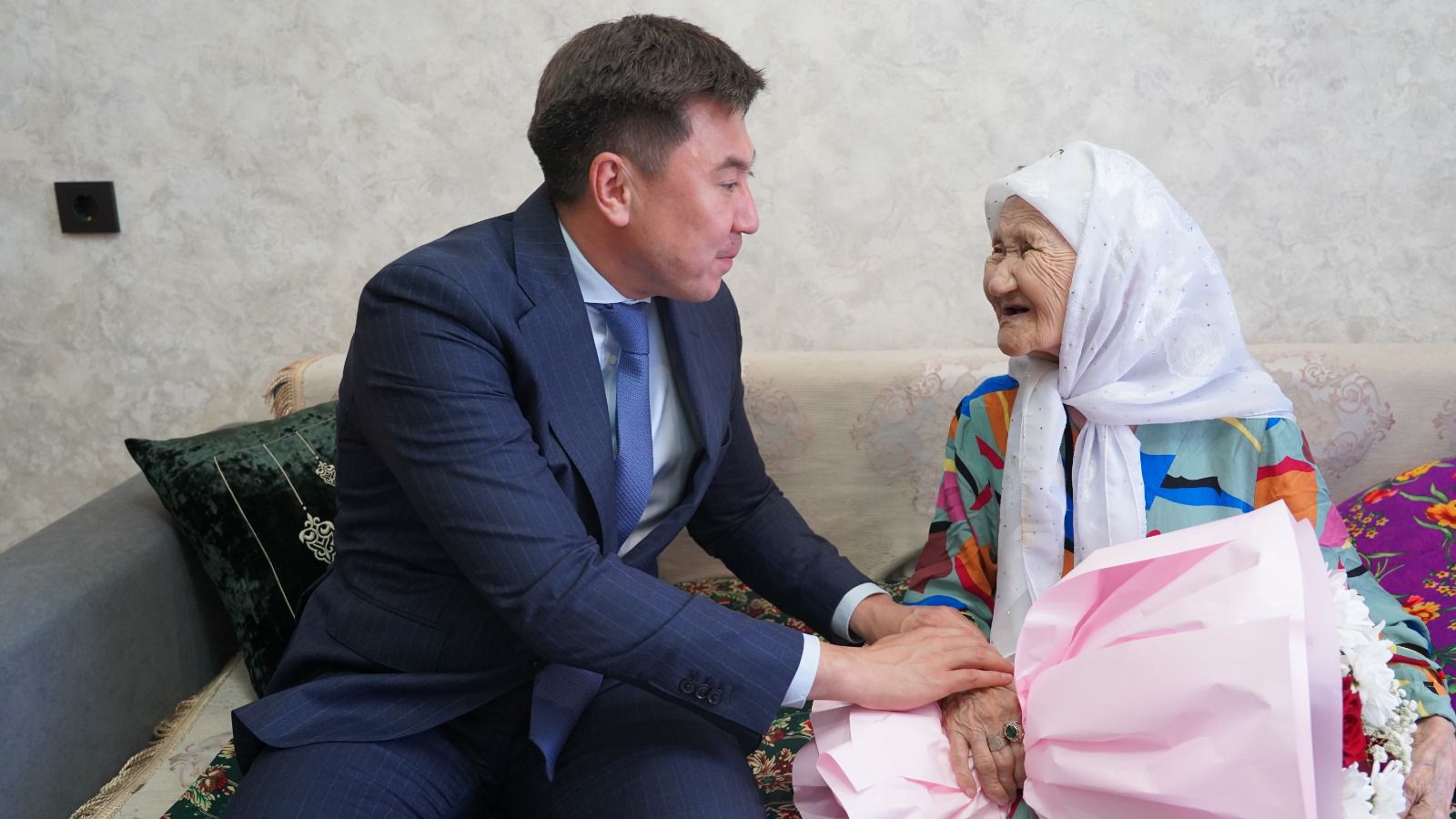 Аким Кокшетау поздравил Мариам Сыздыккызы с 100-летним юбилеем