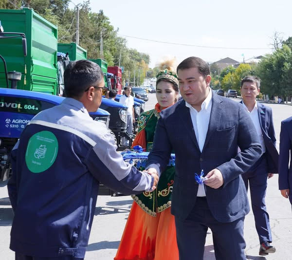 ТУРКЕСТАН: В САРЫАГАШЕ  ПРЕДСТАВИТЕЛЯМ КОММУНАЛЬНОЙ СФЕРЫ ПЕРЕДАЛИ НОВУЮ ТЕХНИКУ