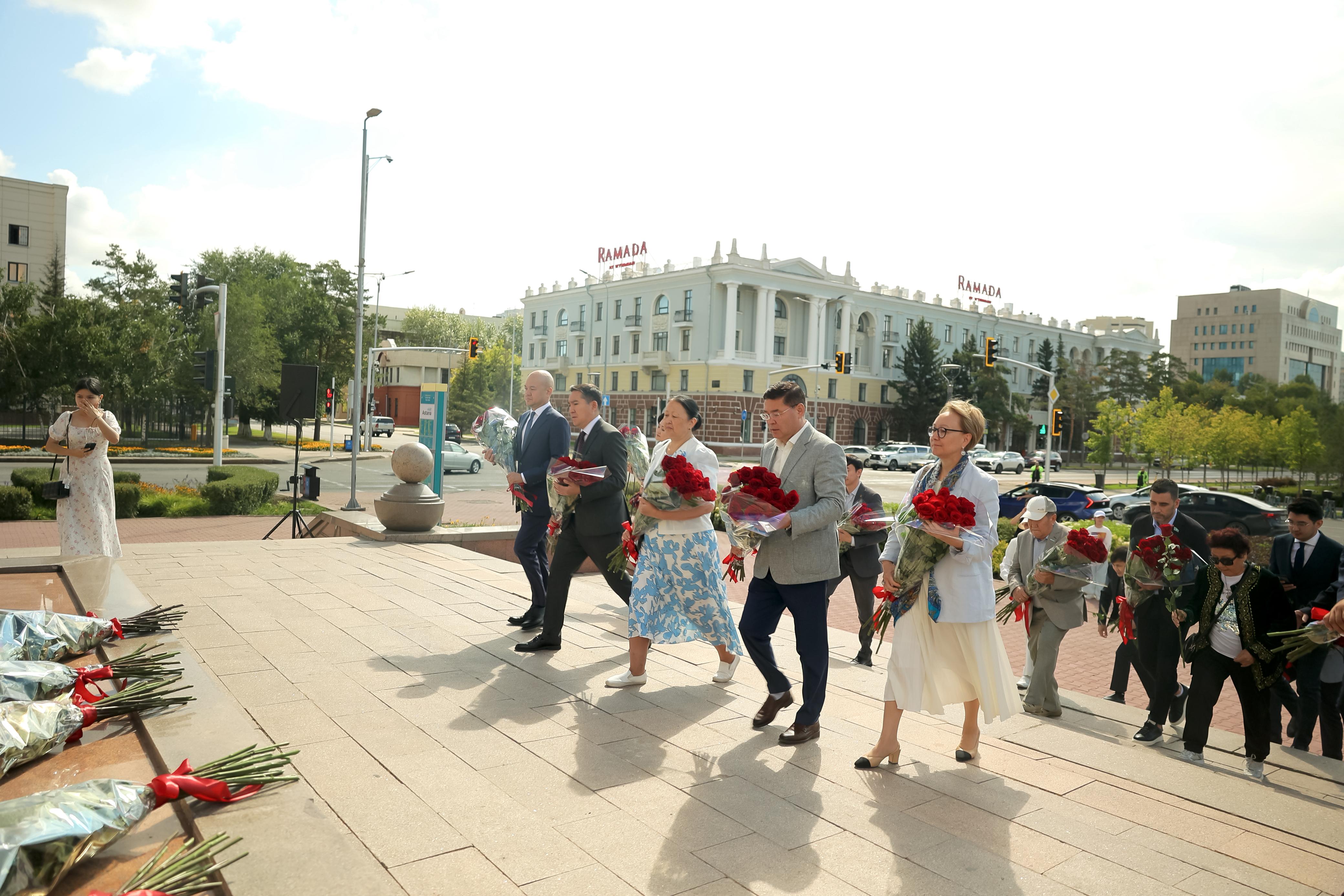 Астанада Оқу-ағарту министрі Ғани Бейсембаевтың қатысуымен Абай ескерткішіне гүл шоқтарын қою рәсімі өтті
