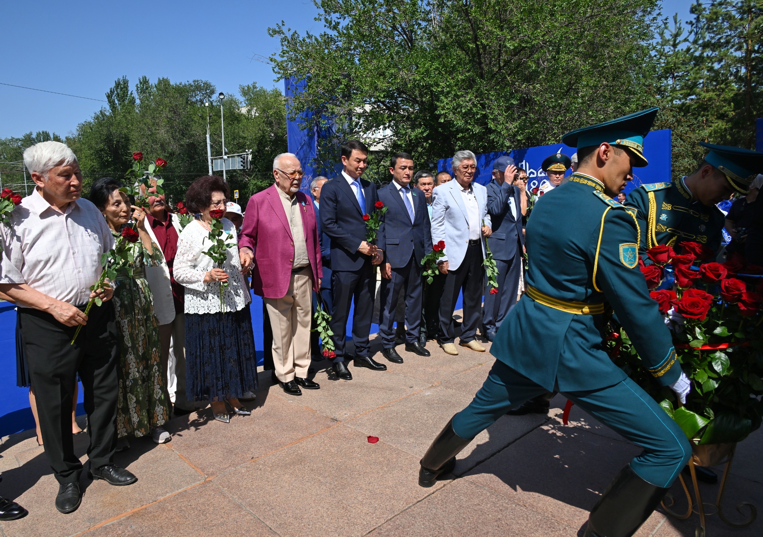 Алматыда 5000-нан астам адам Абай әндерін шырқап, ескерткішіне гүл қойды