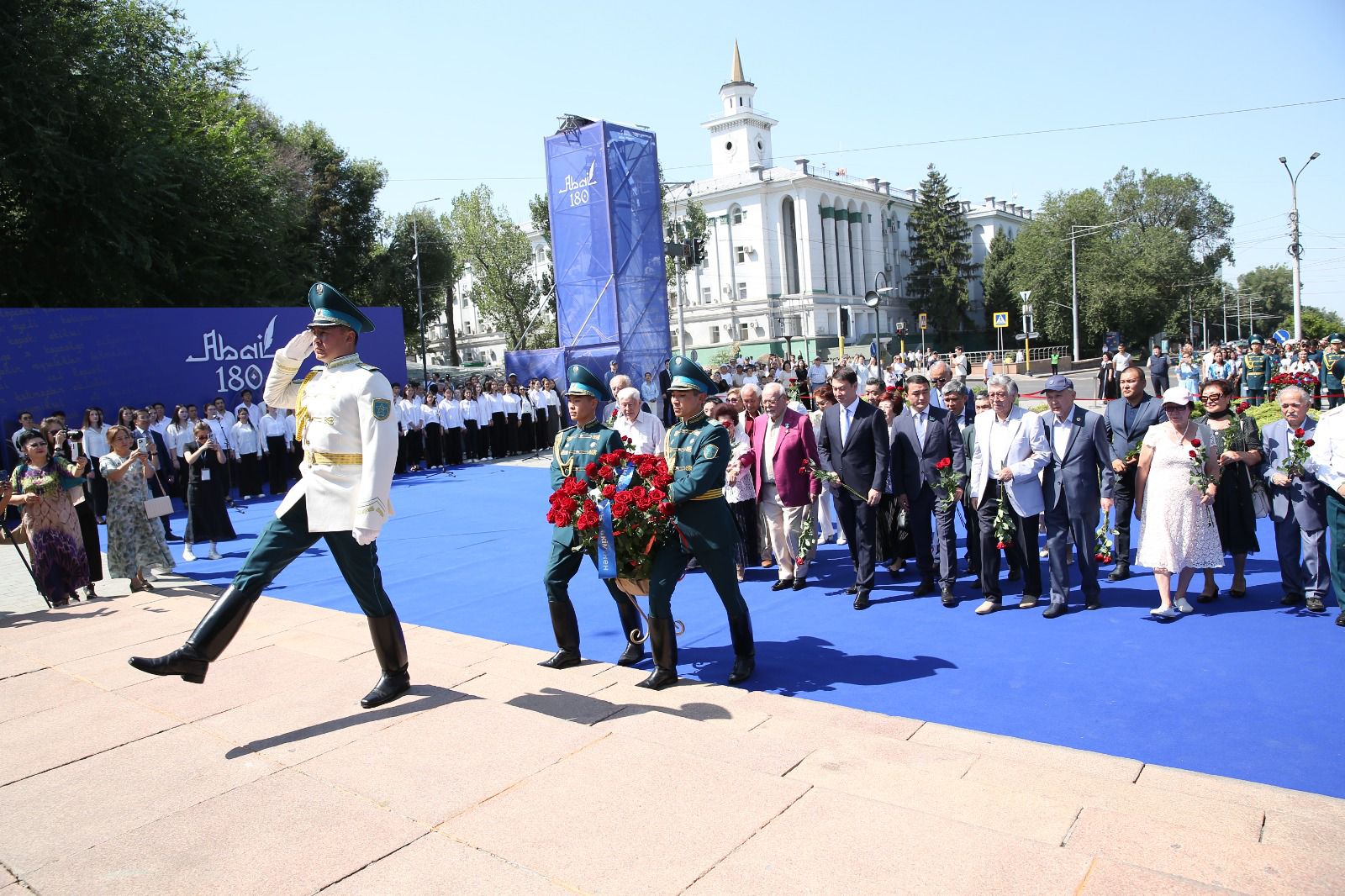 Алматыда 5000-нан астам адам Абай әндерін шырқап, ескерткішіне гүл қойды