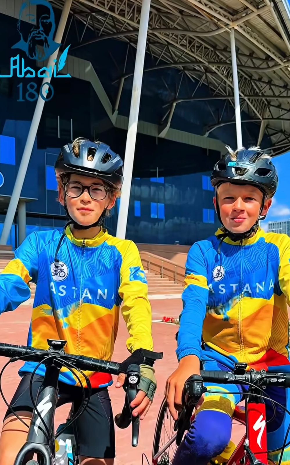 Астана тұрғындары Абай өлеңдерін оқыды: спортшылар поэзиялық челленджге қосылды