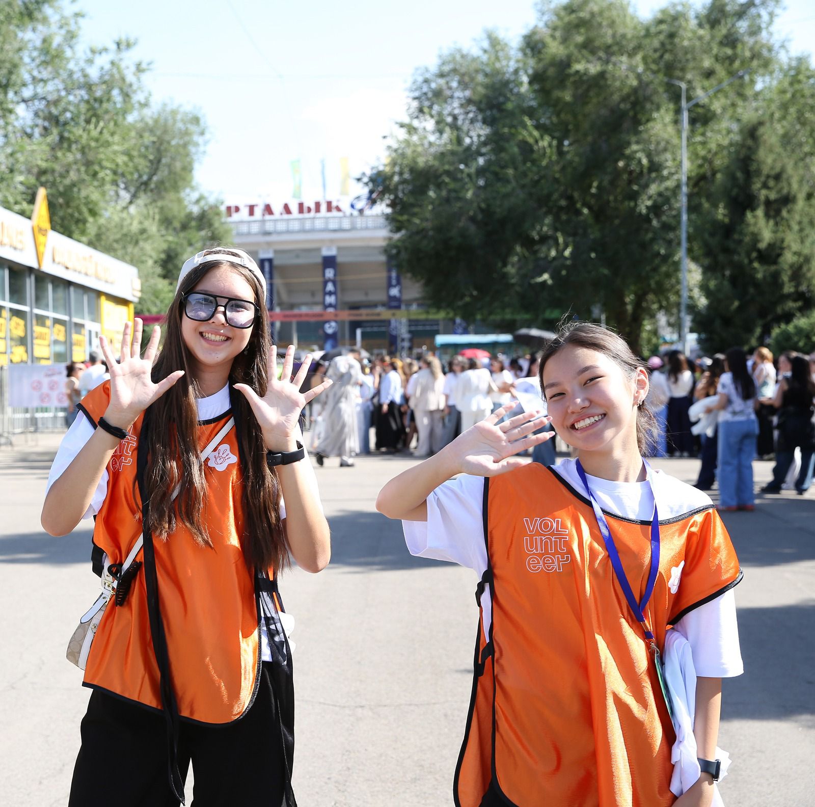 Алматы Дженнифер Лопесті тағатсыздана күтуде: ұзын-сонар көңілді кезек пен көрермендердің шат күлкісі