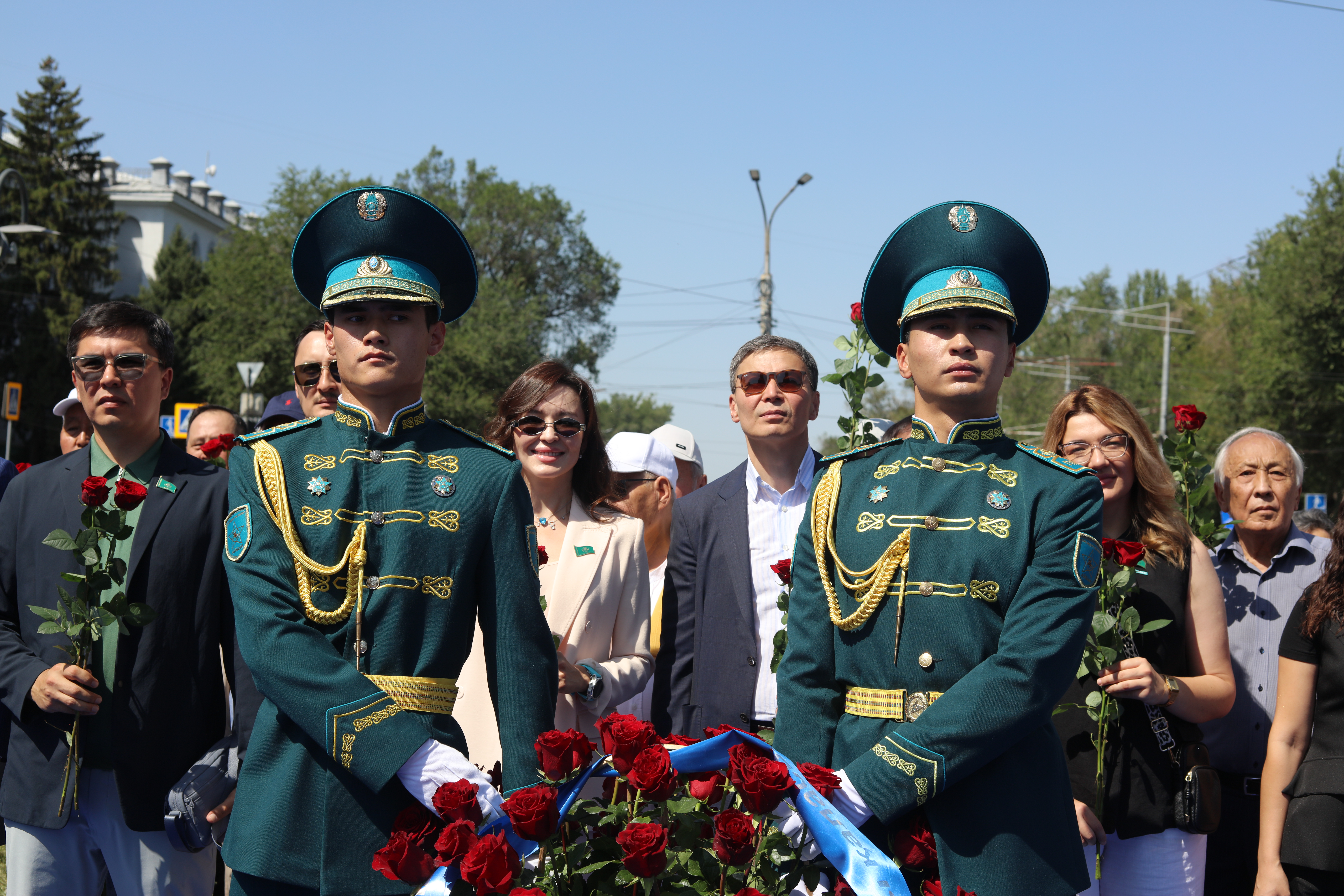 В Алматы более 5000 человек спели песни Абая и возложили цветы к его памятнику