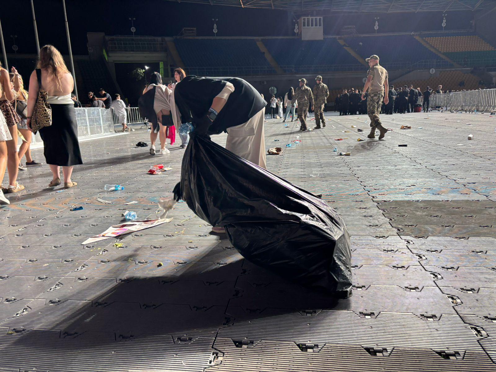 Дженнифер Лопестің Алматыдағы концертінен кейін: еріктілер мен жастар «Taza Qazaqstan» акциясы аясында Орталық стадионды тазалады 🌿🎶