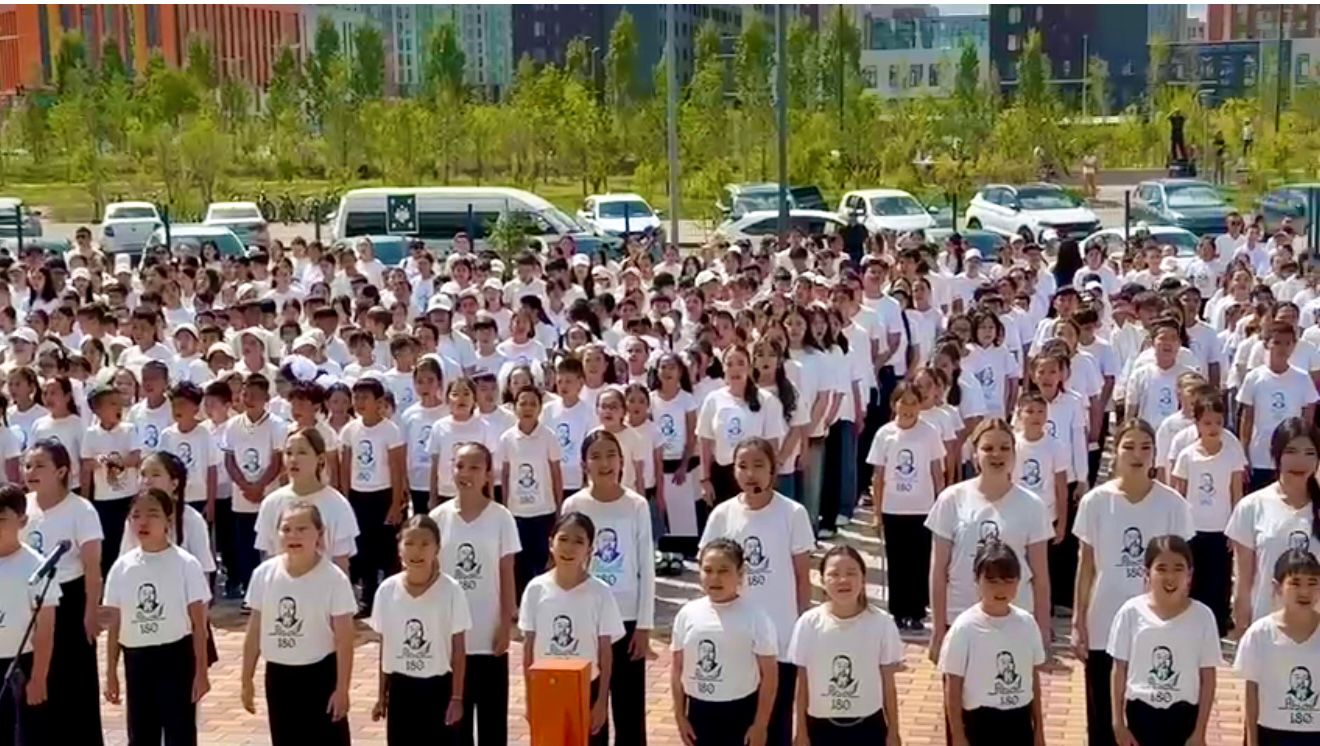 Елордада 5 мыңға жуық оқушы Абайдың «Желсіз түнде жарық ай» әнін бірге орындады