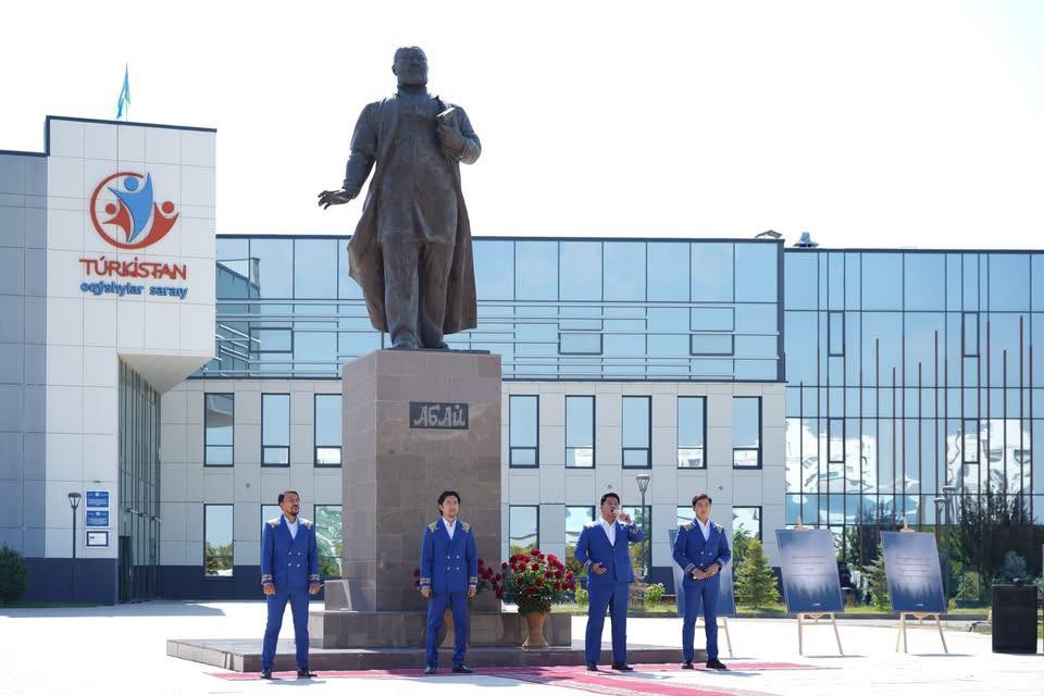 ТҮРКІСТАНДА АБАЙ ЕСКЕРТКІШІНЕ ГҮЛ ШОҚТАРЫ ҚОЙЫЛЫП, РУХАНИ МҰРАЛАРЫ НАСИХАТТАЛДЫ