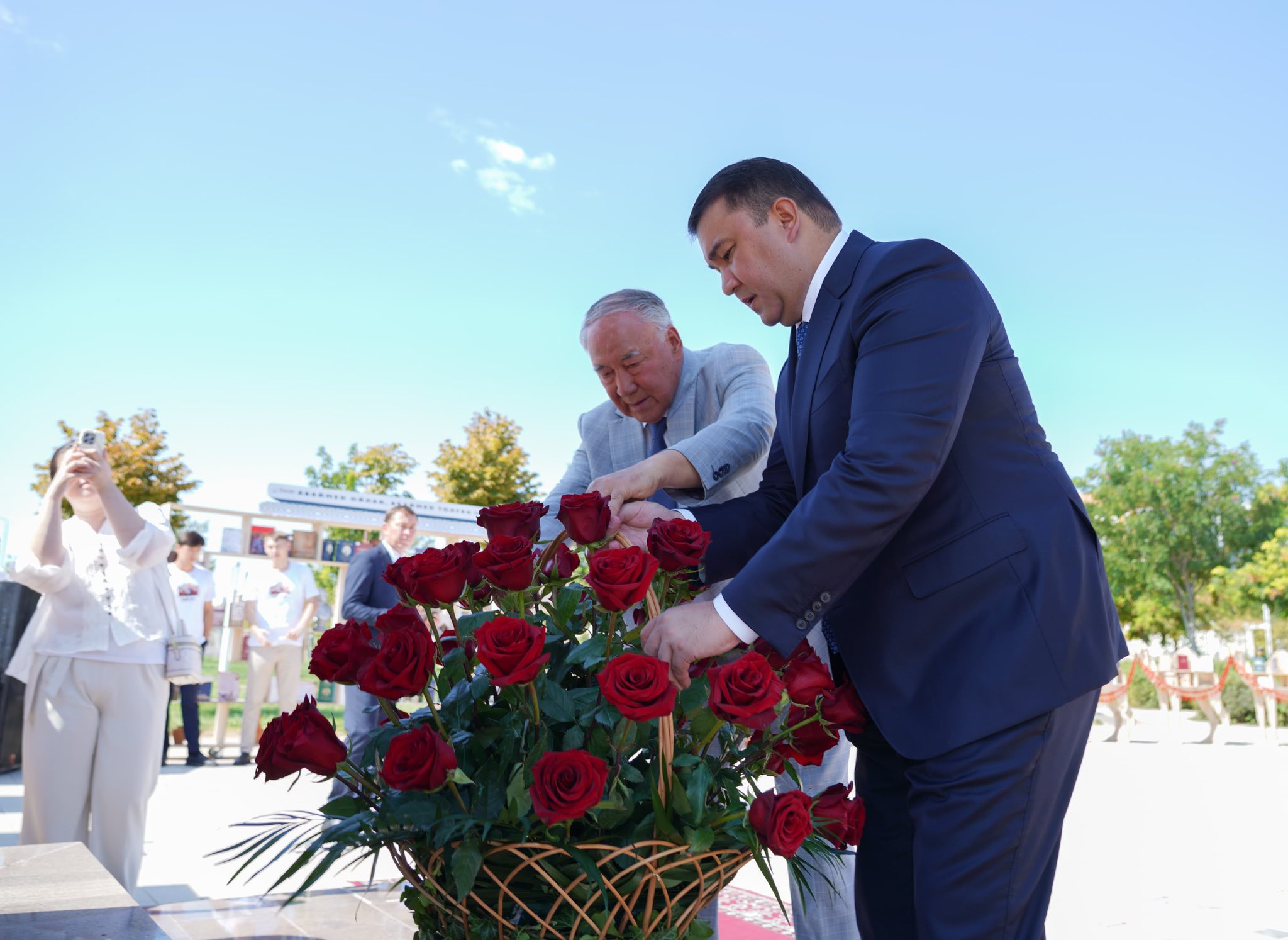 ТҮРКІСТАНДА АБАЙ ЕСКЕРТКІШІНЕ ГҮЛ ШОҚТАРЫ ҚОЙЫЛЫП, РУХАНИ МҰРАЛАРЫ НАСИХАТТАЛДЫ