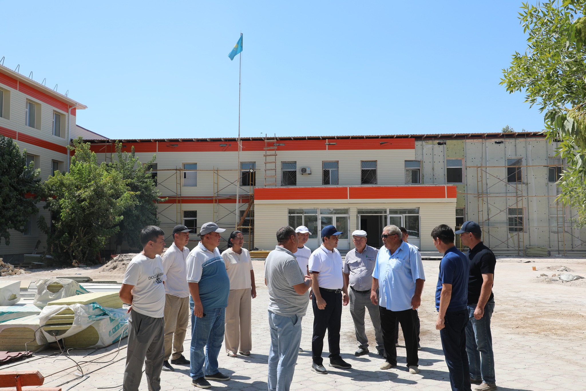 ОБЛЫС ӘКІМІНІҢ ОРЫНБАСАРЫ МАҚТААРАЛДА КҮРДЕЛІ ЖӨНДЕУДЕН ӨТІП ЖАТҚАН МЕКТЕПТЕРДІ ТЕКСЕРДІ