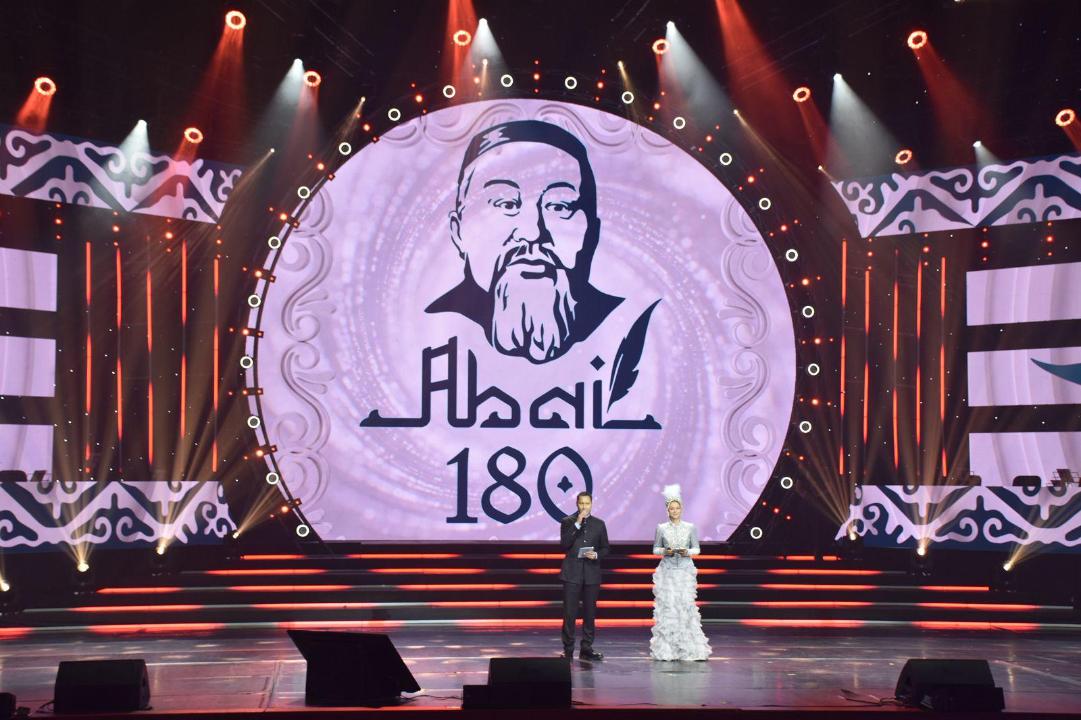 Алматыда 200-ден астам өнерпаз Абайдың 180 жылдығына орай әсерлі театрландырылған қойылым ұсынды