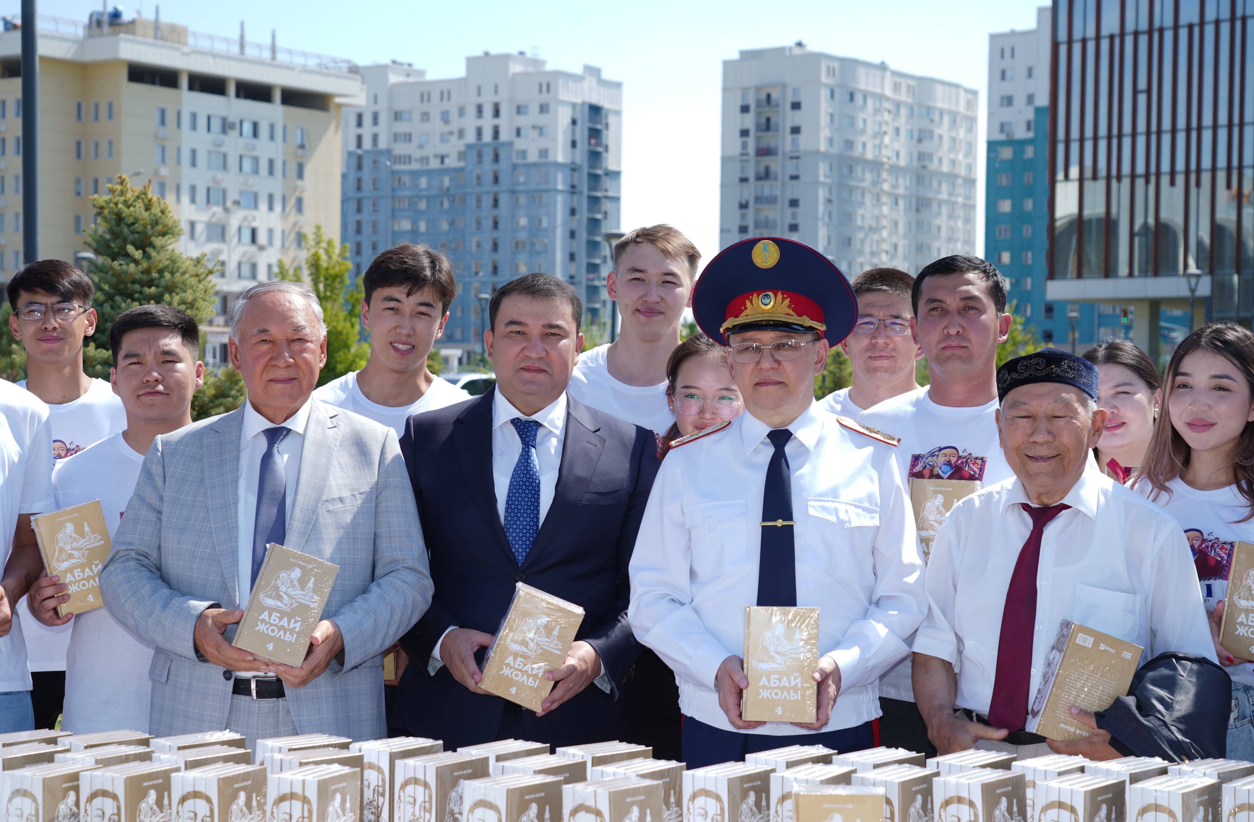 ТҮРКІСТАНДА АБАЙДЫҢ 180 ЖЫЛДЫҒЫНА ОРАЙ ЖАСТАР МЕН ТҰРҒЫНДАРҒА «АБАЙ ЖОЛЫ» РОМАНЫ ТАРАТЫЛДЫ