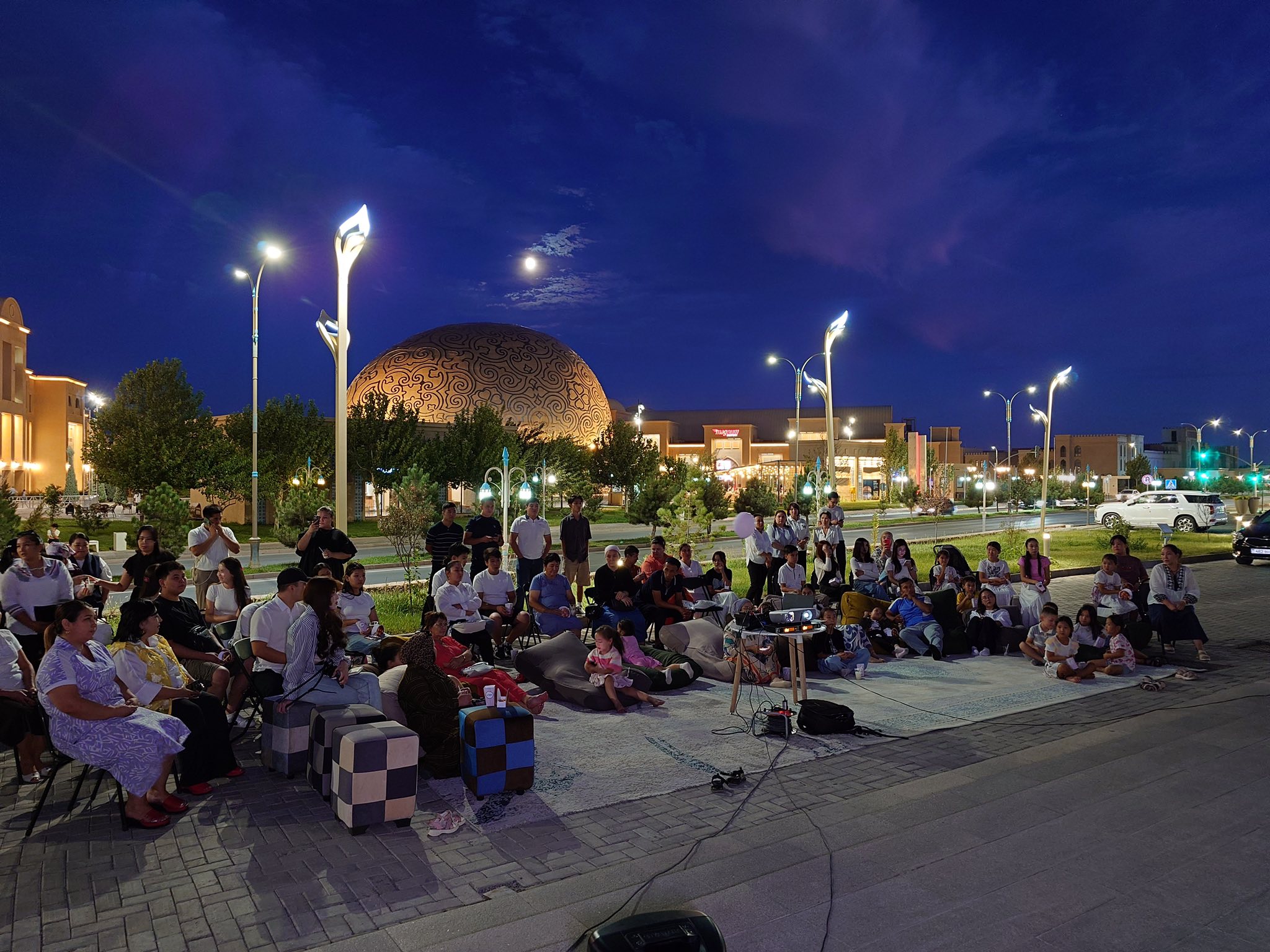 АШЫҚ АСПАН АСТЫНДА «АБАЙ ЖОЛЫ» ДЕРЕКТІ ФИЛЬМІ КӨРСЕТІЛДІ