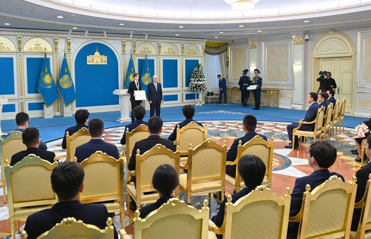 Мемлекет басшысы халықаралық жарыстарда топ жарған жеңімпаздарға қаржылай сыйақы сертификаттарын салтанатты түрде табыстады