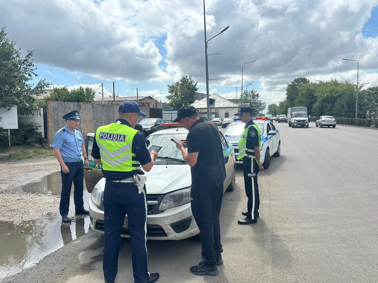 Жеке күзет ұйымдары жүргізушілерінің жол қозғалысы ережесін бұзғанын СҚО полицейлері анықтады