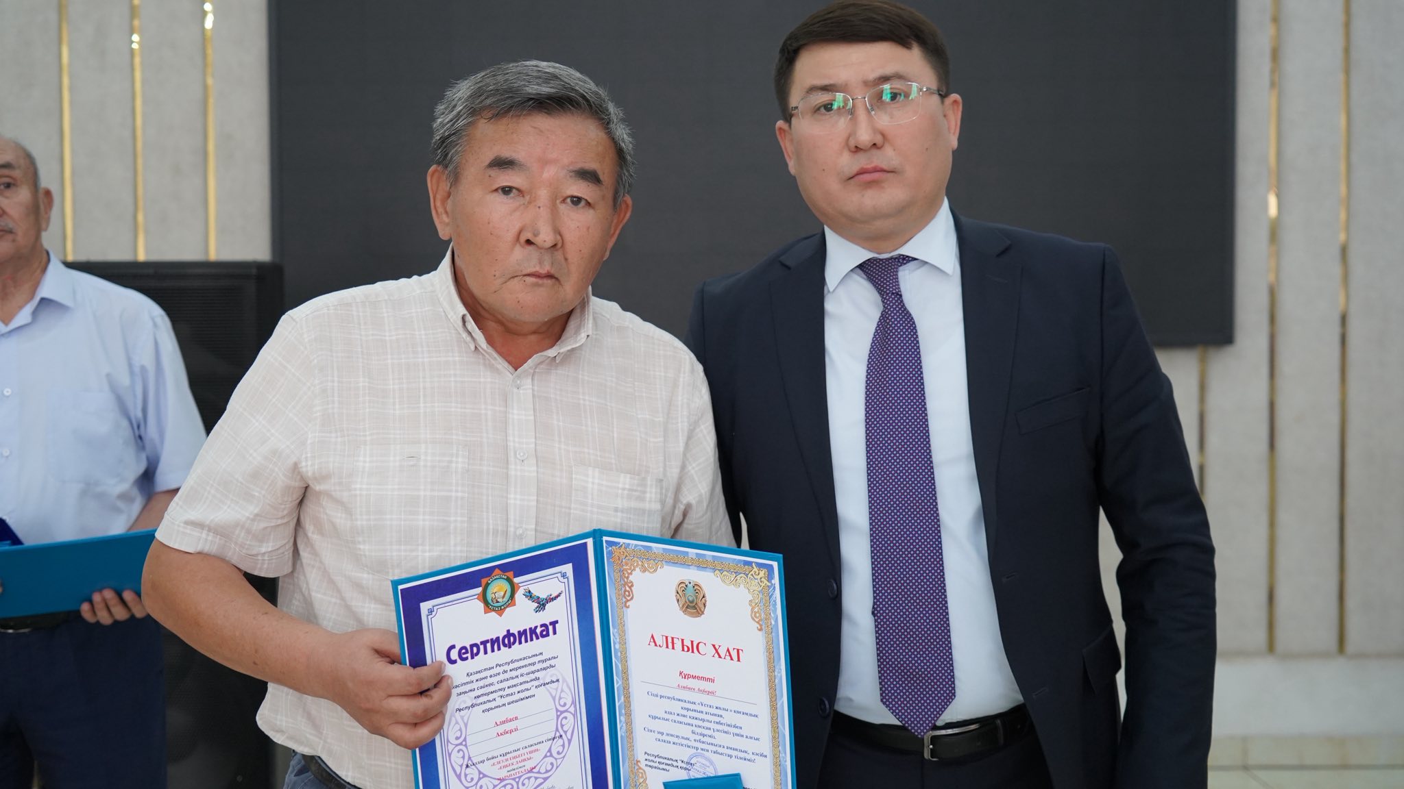 ҚҰРМЕТ ТӨРІНДЕ - ҚҰРЫЛЫСШЫЛАР