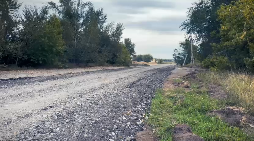 В селе Байшуак активно реализуется поручение акима области — ведётся строительство дороги от села до овощехранилища компании «Green Terra» протяжённостью 0,8 км.