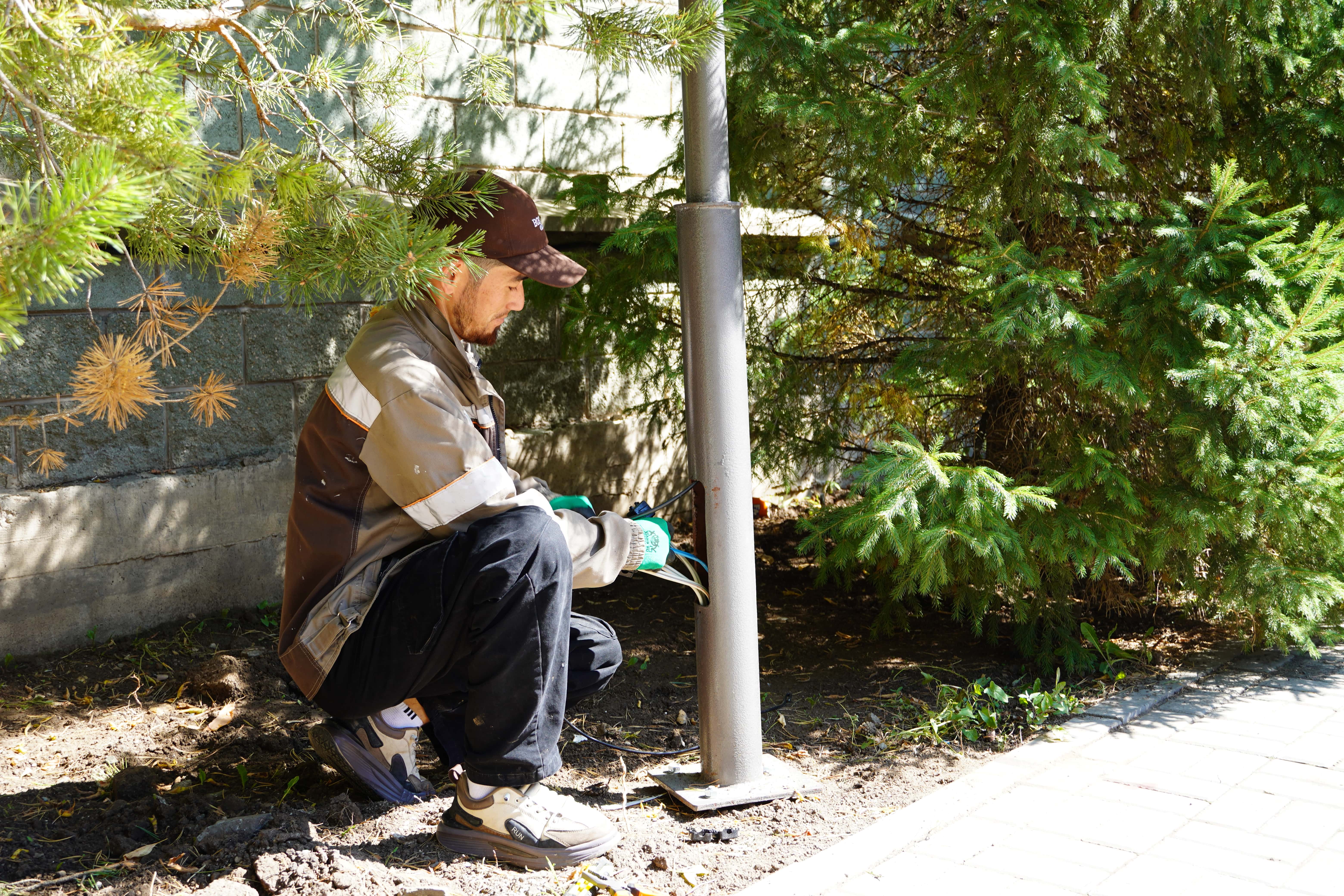Жарық орнасын! Ауданда жаңа бағаналар мен шамдарды орнату жұмыстары жалғасып жатыр