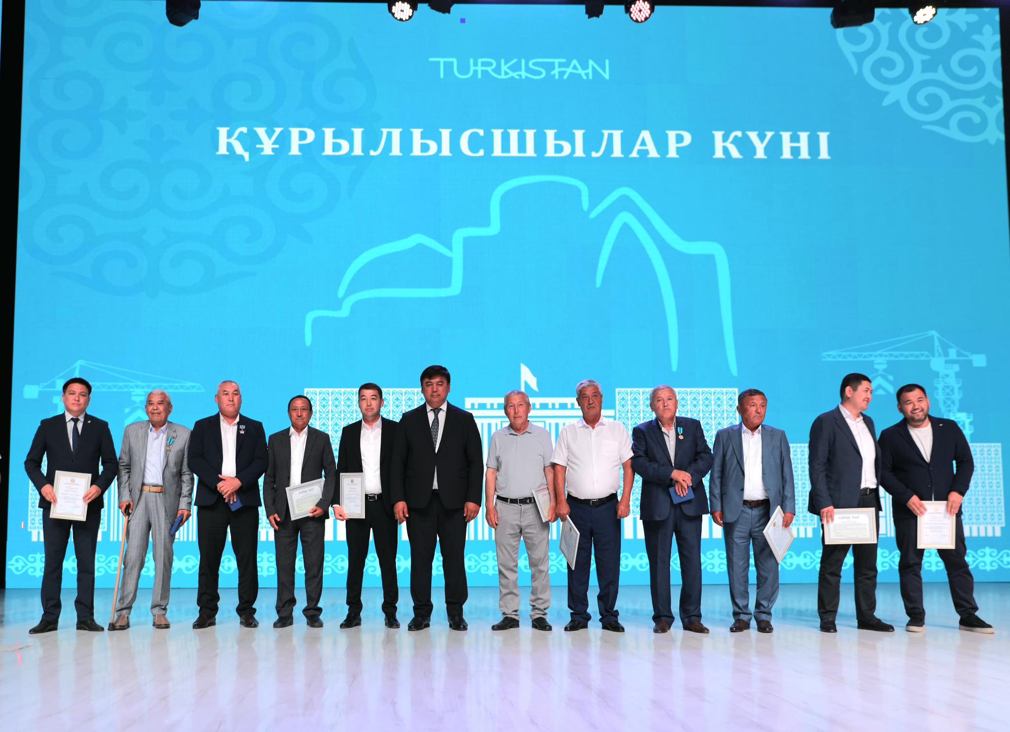 ТҮРКІСТАНДА ҚҰРЫЛЫСШЫЛАРҒА ҚҰРМЕТ КӨРСЕТІЛДІ