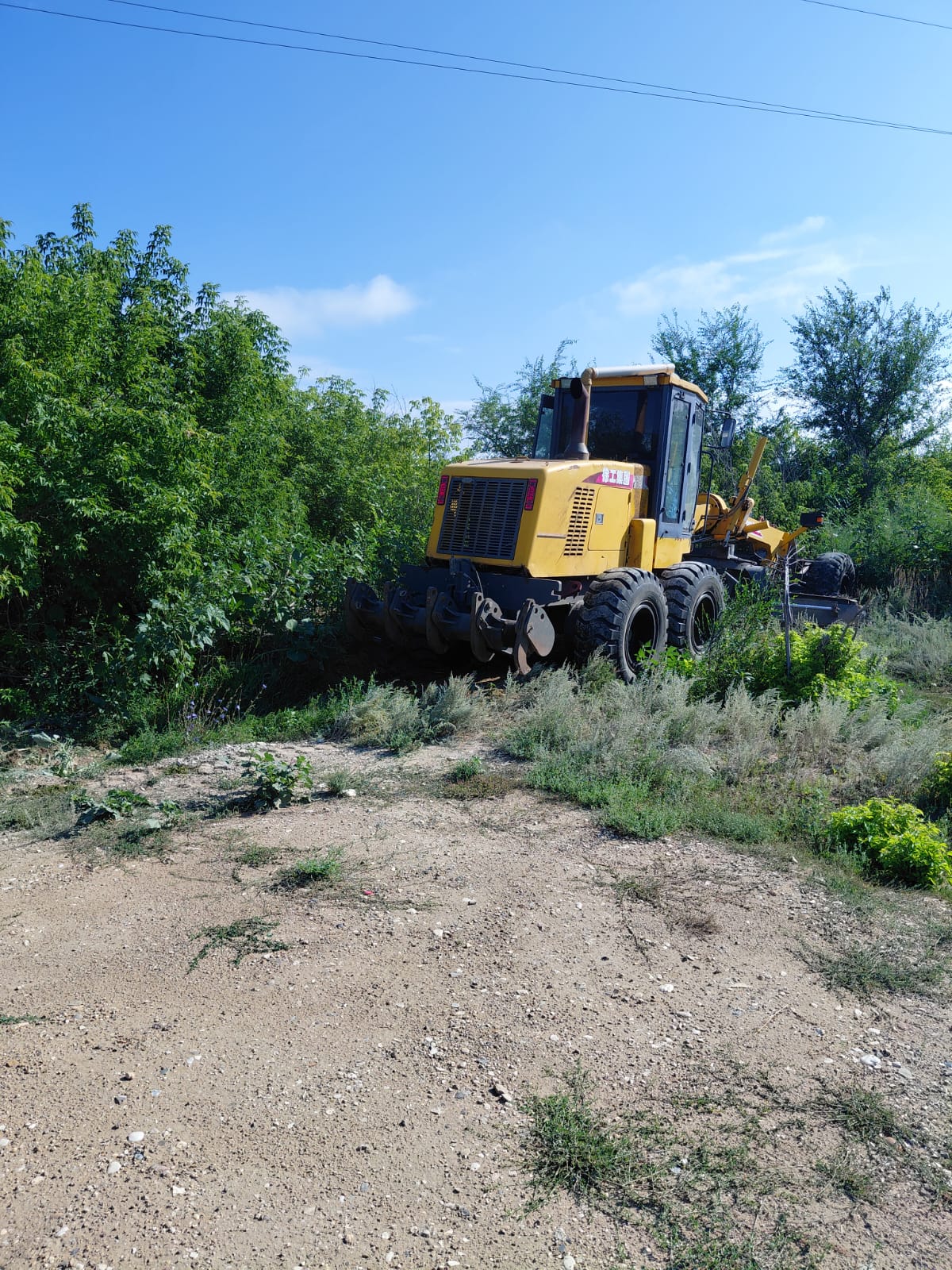 Жайсаң ауылында жолдарды грейдерлеу және еріген суды бұру үшін арықты кесу жұмыстары жүргізілуде