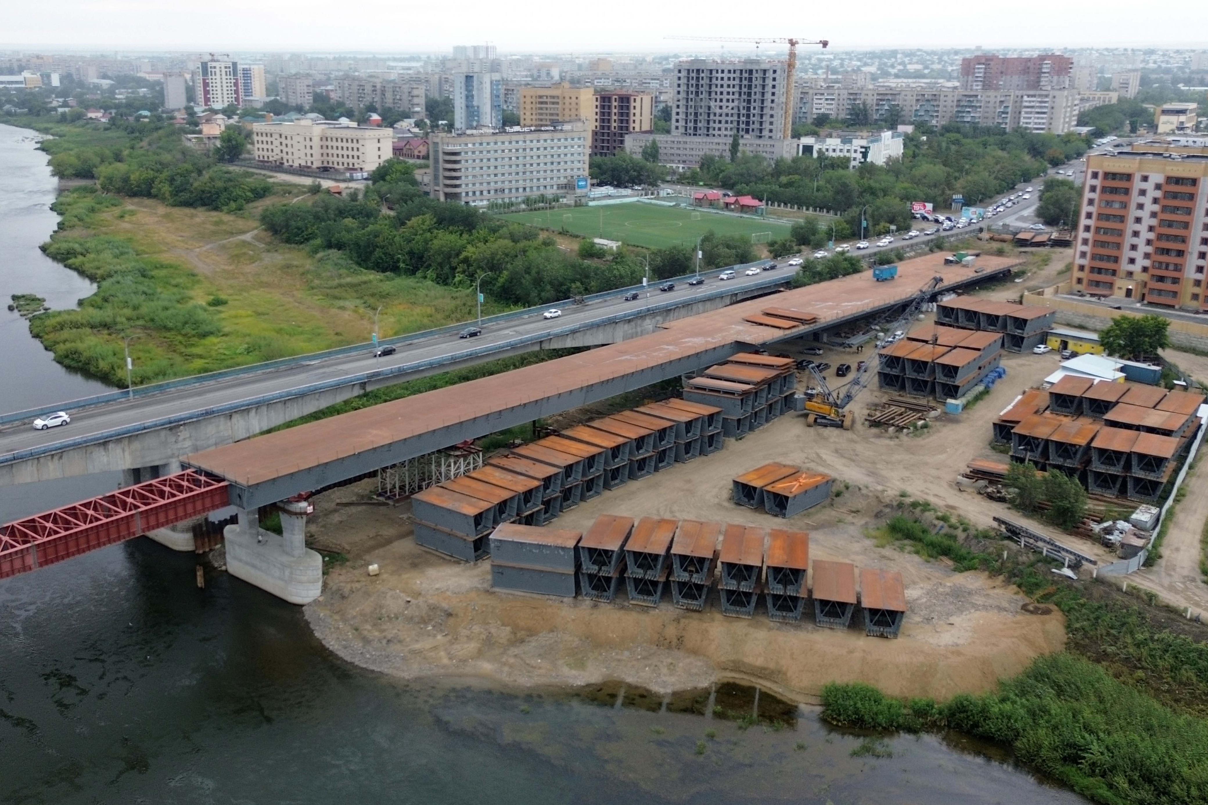 Аким области проверил ход строительства нового моста