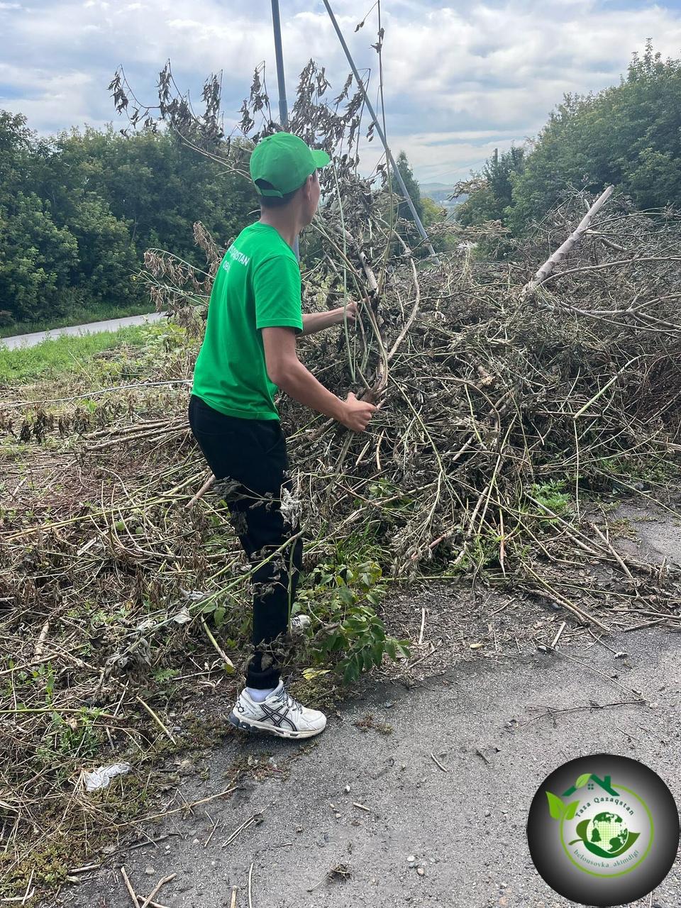 Кеше, 12 тамызда кентте "Жасыл ел" отряды көшелерді санитарлық тазалауды жүргізді