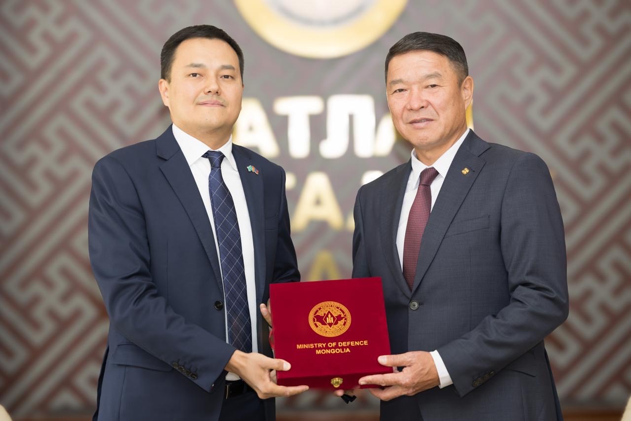 Қазақстанның Моңғолиядағы Елшісі Алмас Сейтақынов Моңғолияның Қорғаныс министрі Батлут Дамбамен келіссөзі туралы