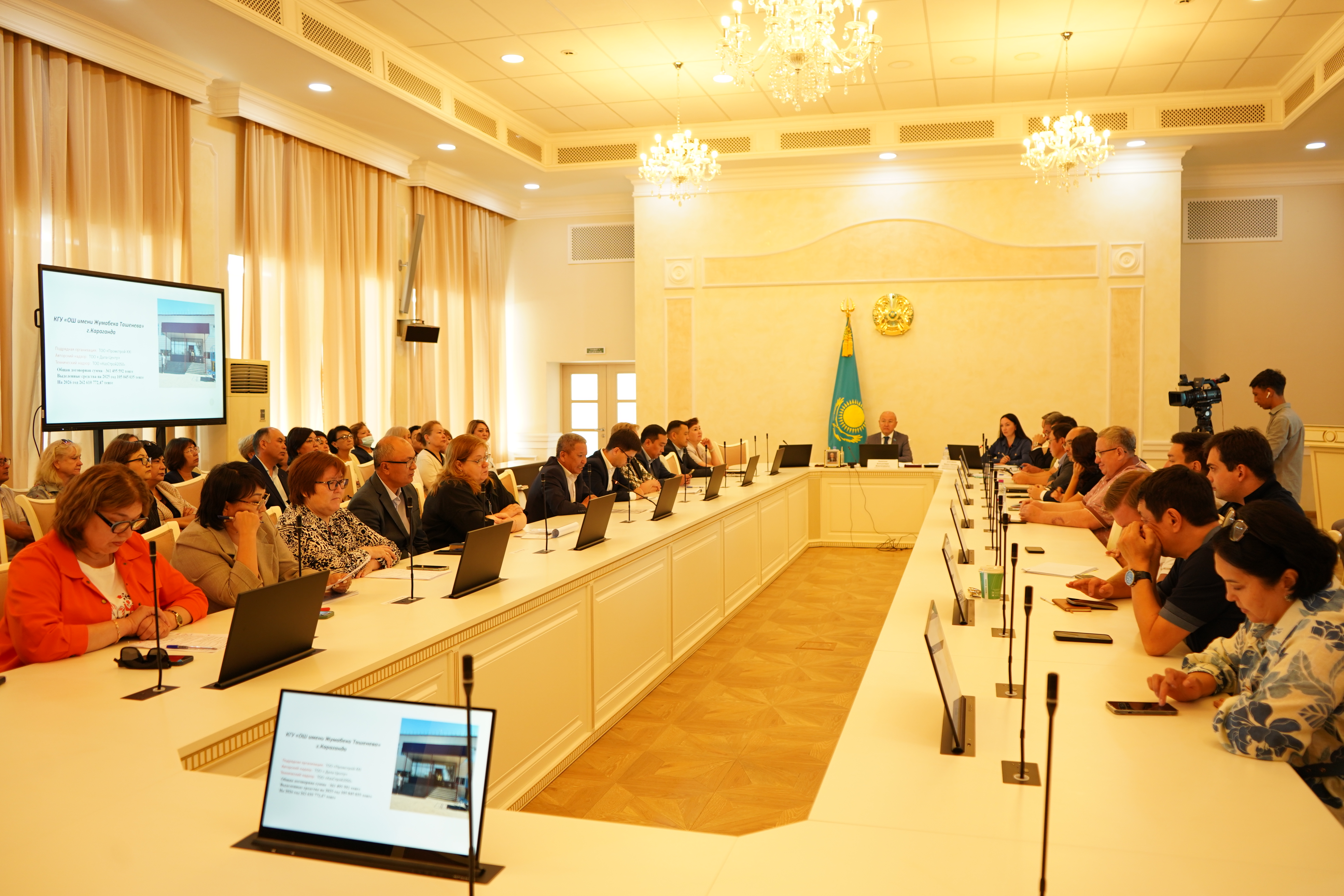 Қалалық мәслихаттың тұрақты комиссияларының бірлескен отырысында «Қарағанды қаласының білім беру ұйымдарының 2025–2026 оқу жылына дайындығының қорытындылары, оның ішінде ондағы жөндеу жұмыстарының орындалуы және 2026 жылға арналған жоспарлар туралы» Қарағанды қаласы білім бөлімі басшысының ақпараты қаралды
