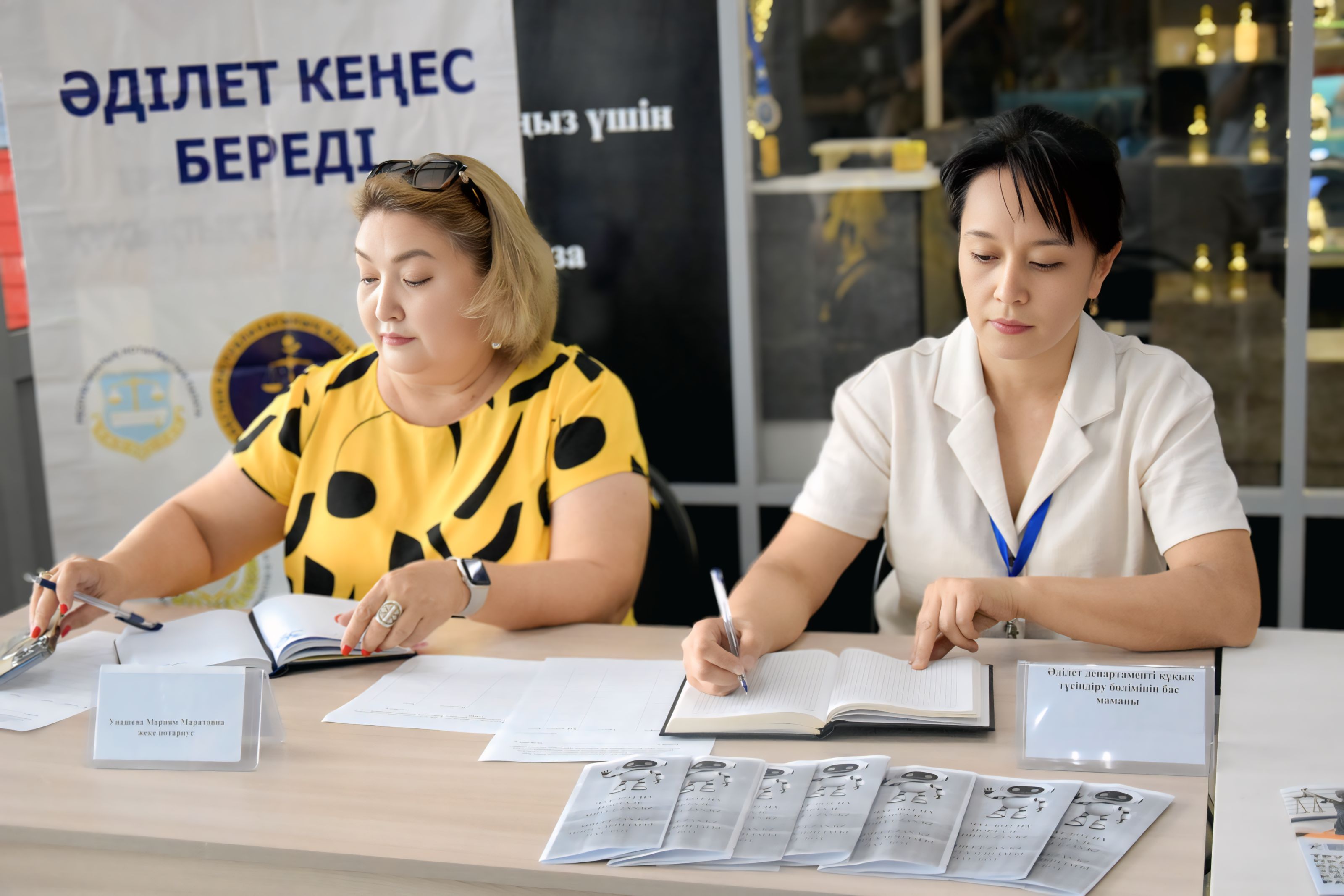 Атырау облысы Әділет департаменті құқықтық түсіндіру жұмысы және заңгерлік қызмет көрсету бөлімінің басшысы А.Анжанова білікті заңгерлер, жеке нотариус және құқық қорғау органдары өкілдері қатысуымен «ЗАҢ ЖӘНЕ ТӘРТІП» қағидаттарын ілгерілету мақсатында, құқықтық мәселелер бойынша «Мұрагер» сауда үйінде қала тұрғындарымен қоғамдық қабылдау өткізді