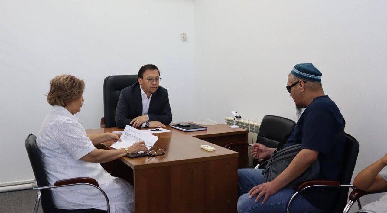 Ақтау қаласы әкімінің орынбасары тұрғындарды жеке мәселелерімен қабылдады