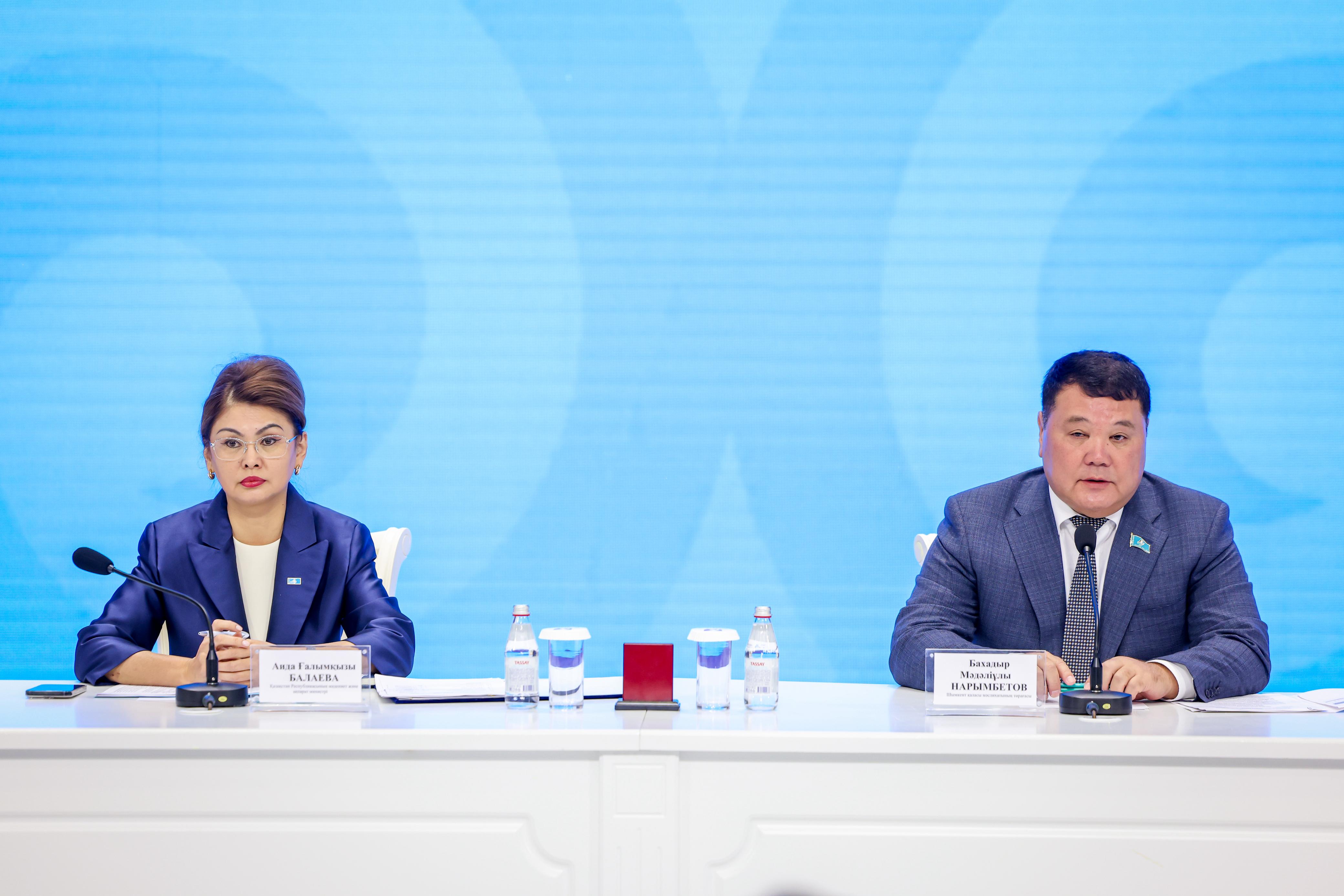 Аида Балаева Шымкент қаласының тұрғындарымен кездесті