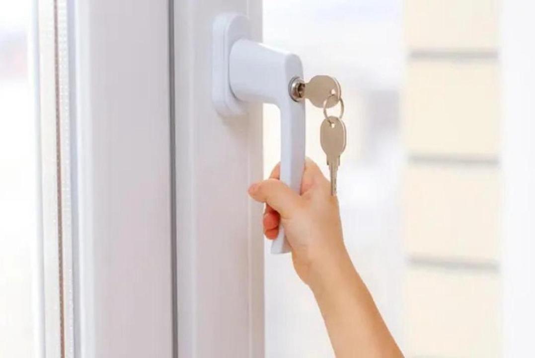 Балалардың терезеден құлау жағдайы: Астанада алдын алу мақсатында қандай шаралар жүріп жатыр