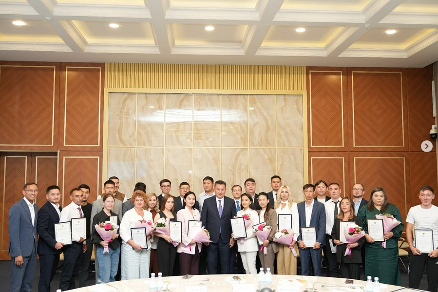 Жастар күніне орай Шығыс Қазақстанның белсенді, бастамашыл және талантты жастарының 30 өкіліне алғыс хаттар табыстау салтанатты рәсімі өтті.