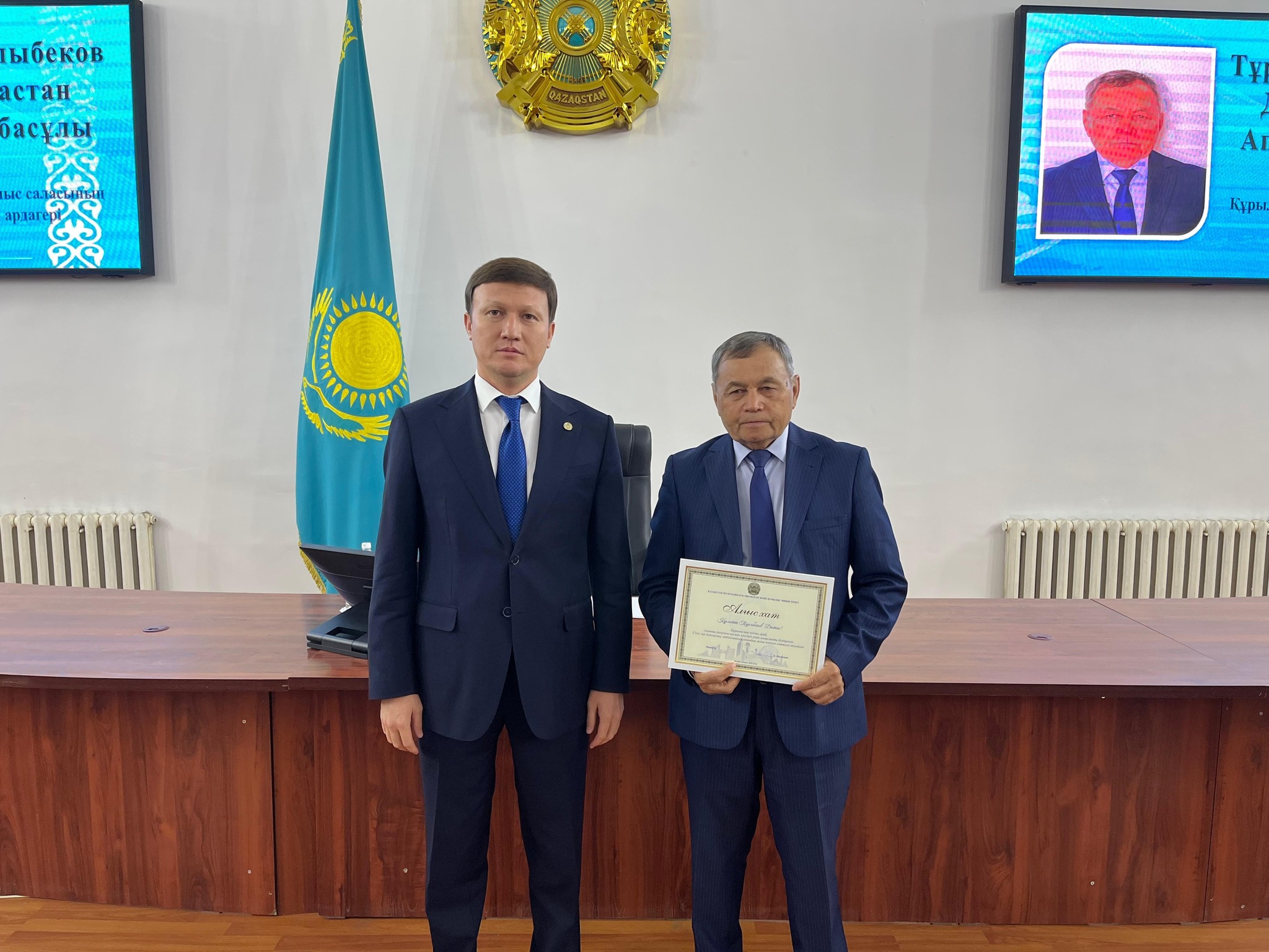 Аким района поздравил специалистов отрасли с профессиональным праздником