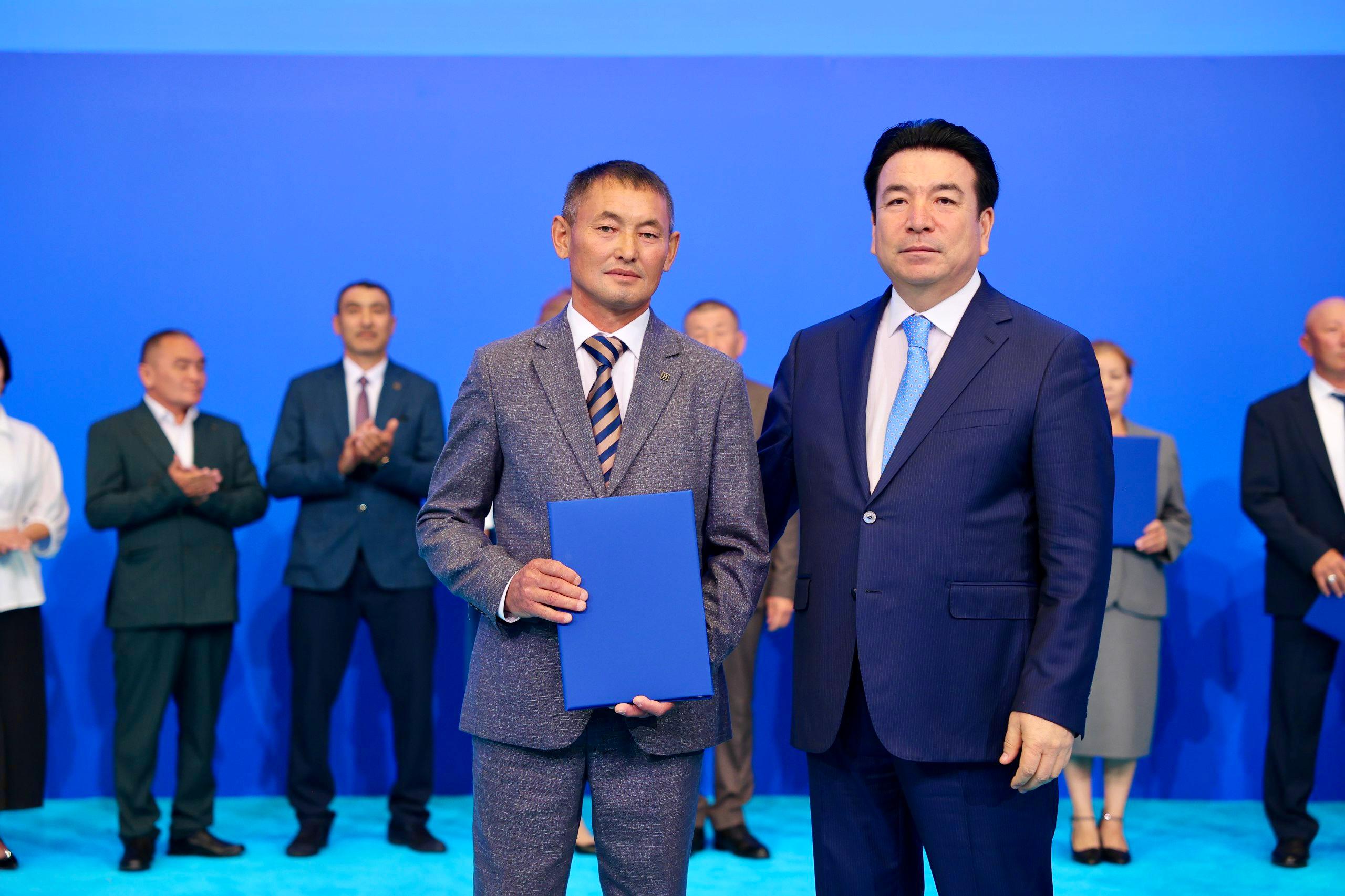 Бірінші рет тамыз конференциясы аясында тек ұстаздар ғана емес, жұмысшы мамандықтарының өкілдері де марапатталды