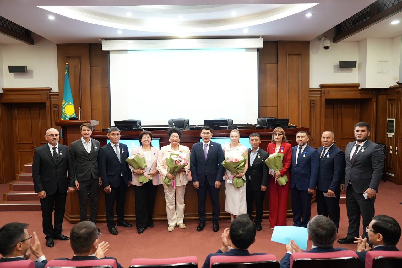 Спорт күні қарсаңында жаттықтырушылар, дәрігерлер, әдіскерлер, инженерлер және спортшылар марапатталды
