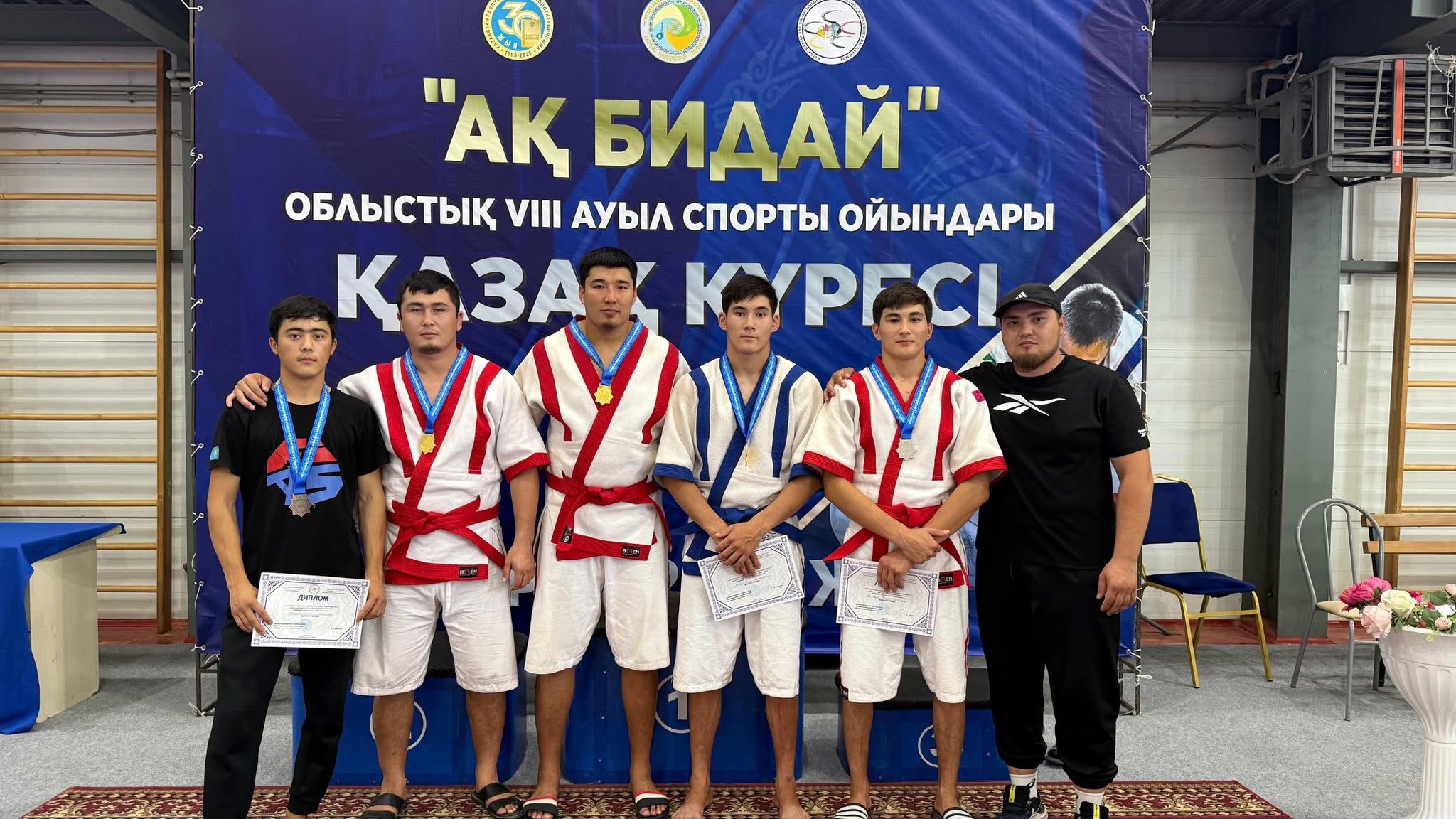 КҮРЕС СЫРЫМДЫҚТАРМЕН КӨРІКТІ