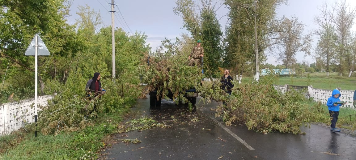 «Таза Қазақстан» бағдарламасы аясында әкімдік қызметкерлері қоғамдық жұмысшылармен бірлесіп, «Гранд» ЖШС-нің техникасының көмегімен сенбілік өткізді.