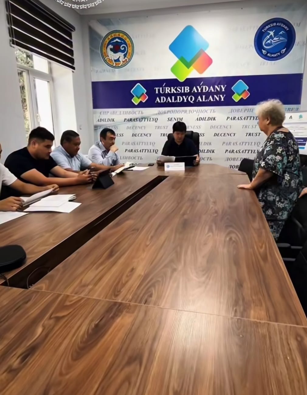По графику провели приём граждан
