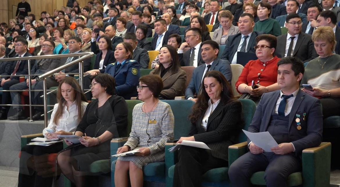2025 жылғы 19 тамызда сағат 15.00-де "Жастар сарайы" мәдени орталығында облыс педагогтері «БІЛІМ КЕЛЕШЕГІ: АДАЛ АЗАМАТ – КӘСІБИ МАМАН»  тақырыбында өтетін тамыз кеңесінде облыстық білім беру жүйесін дамытудың өзекті мәселелерін талқылайды.