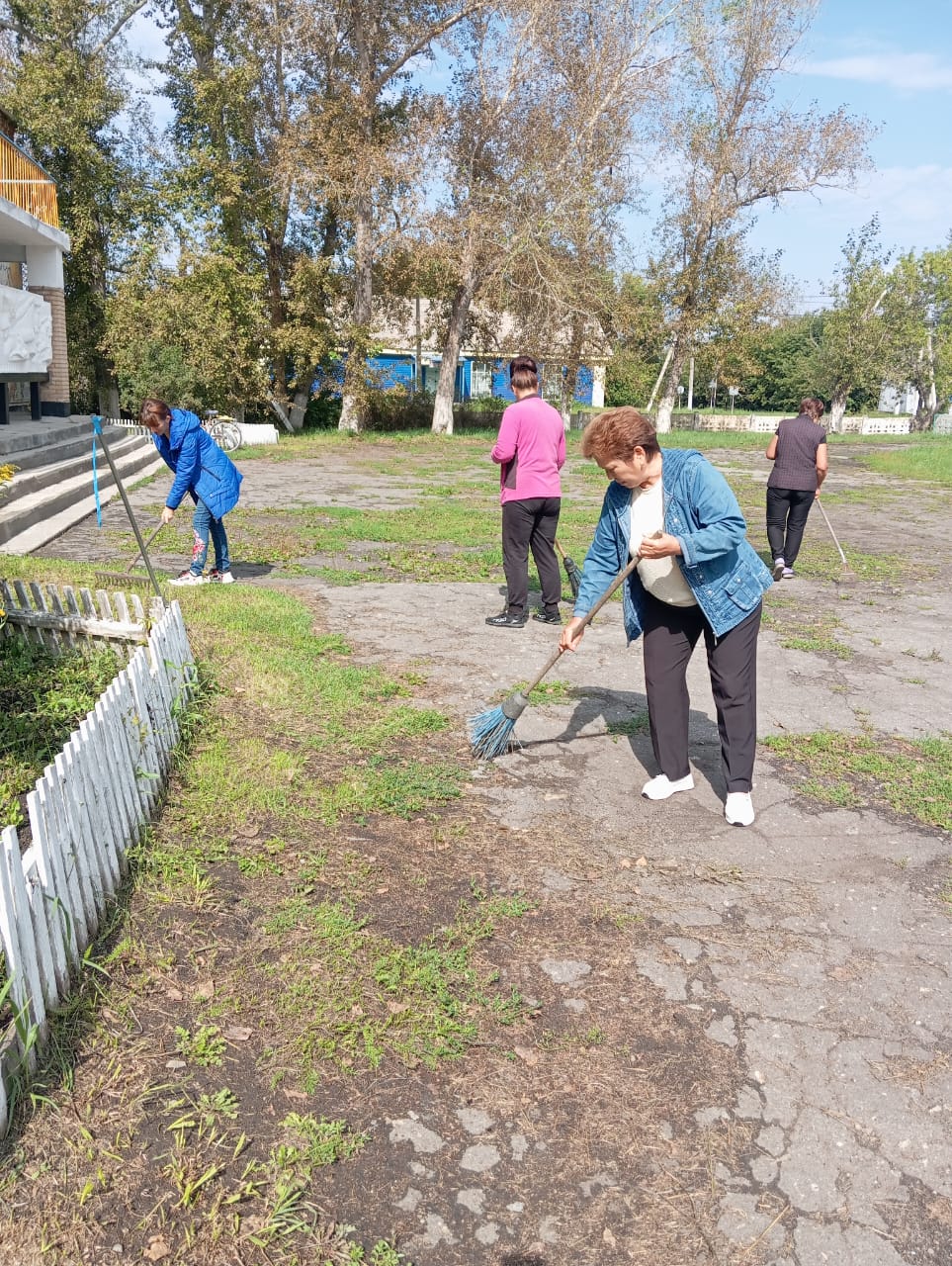Костряков ауылындағы Мәдениет үйінің қызметкерлері «Таза Қазақстан» экобағдарламасы аясында ұйымдастырылған сенбілікке белсене қатысты.