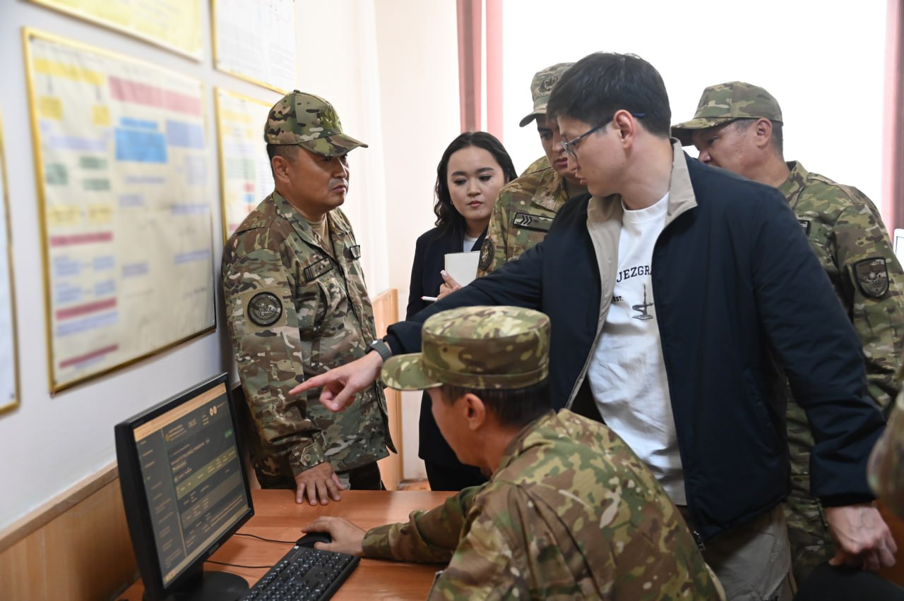 Қорғаныс министрінің орынбасары гарнизондардағы цифрлық офицерлердің жұмысын тексерді