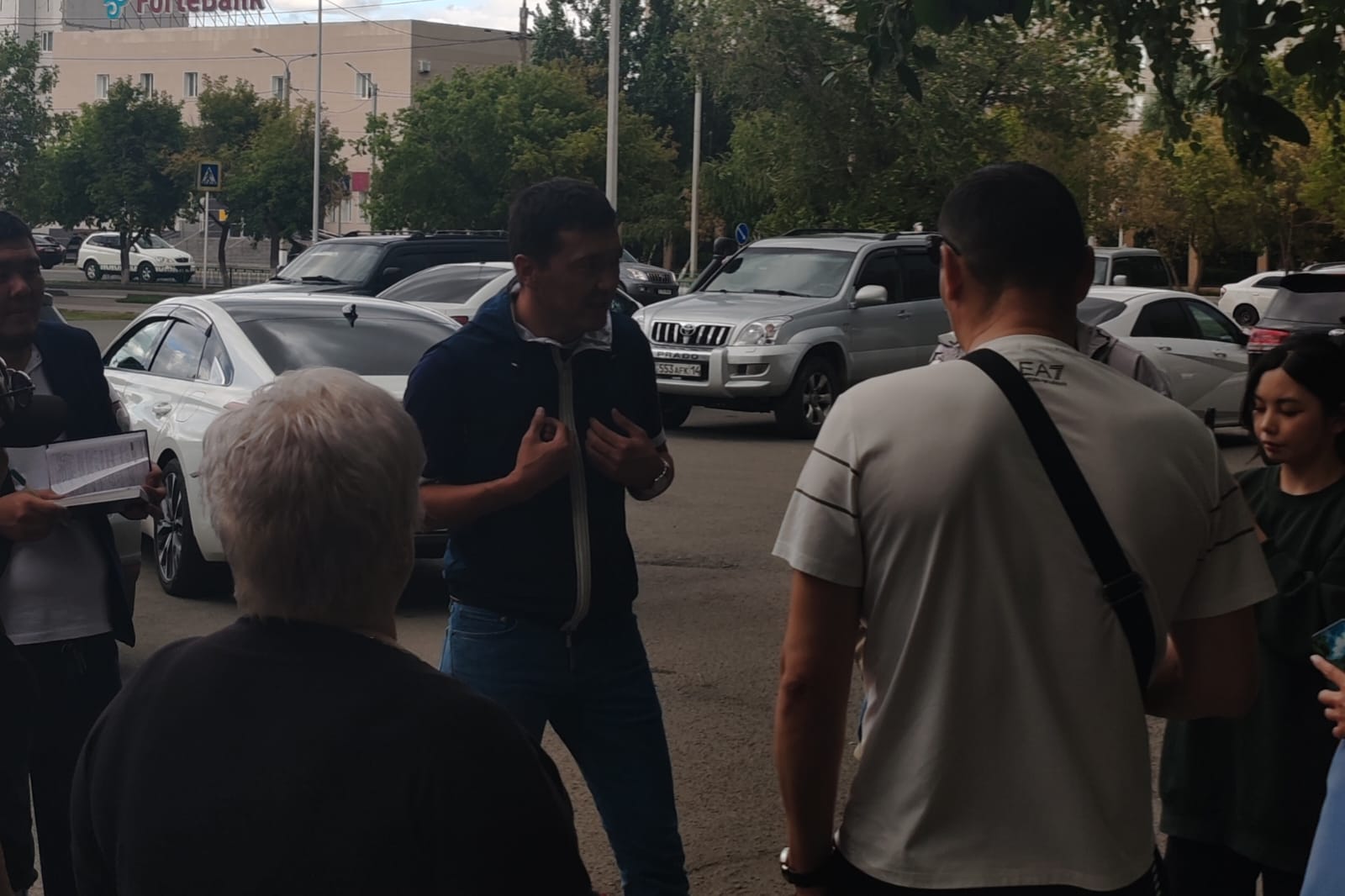 Аким города проверил ход работы по замене лифтов