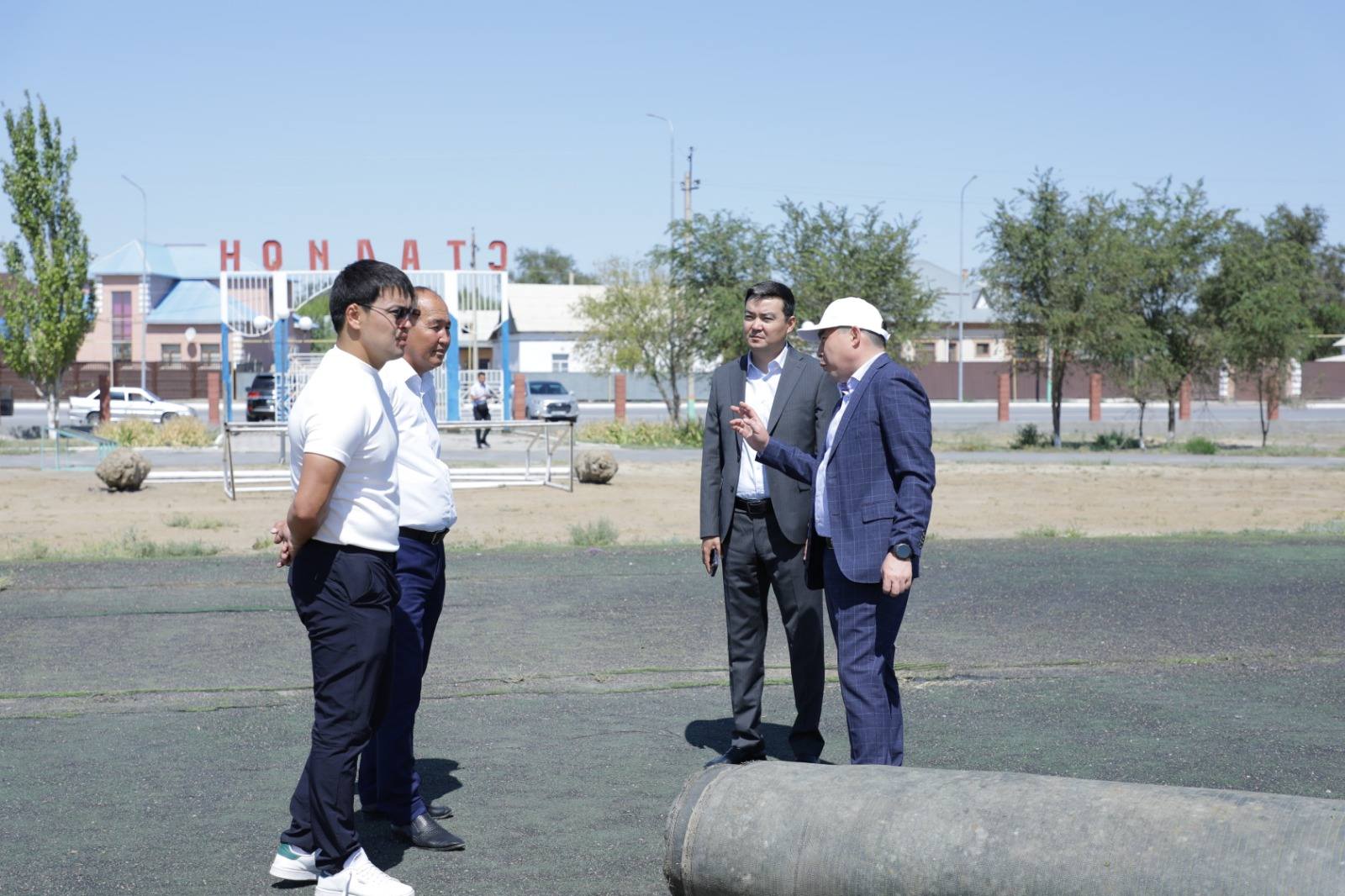 Аким района ознакомился с ремонтом центрального стадиона