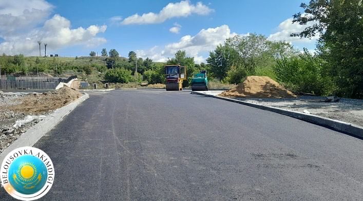 Бүгін, 19 тамызда кентте жаңа мектептің жанында автотұрақ пен тротуарларды орнату жұмыстары аяқталды