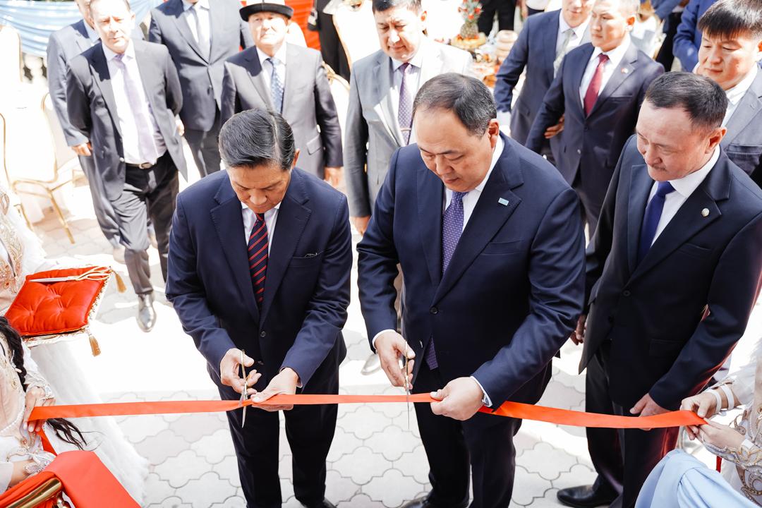 Дәретхана тесігі арқылы онлайн порно Перес Хилтонның қатысуымен барлық порно видеолар