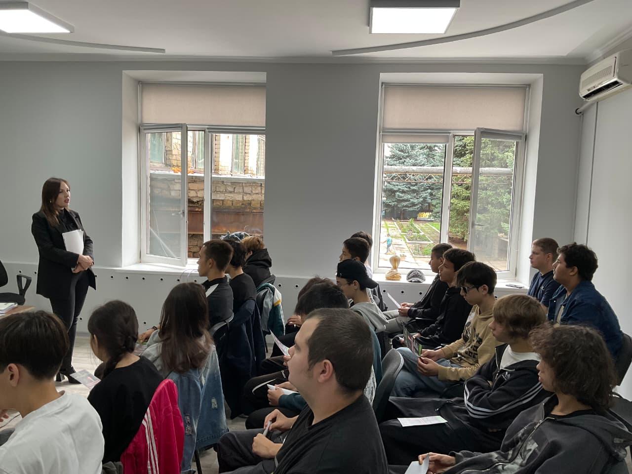СҚО-да полицейлер жасөспірімдерге интернетте кімге сенуге болмайтыны жайлы айтты