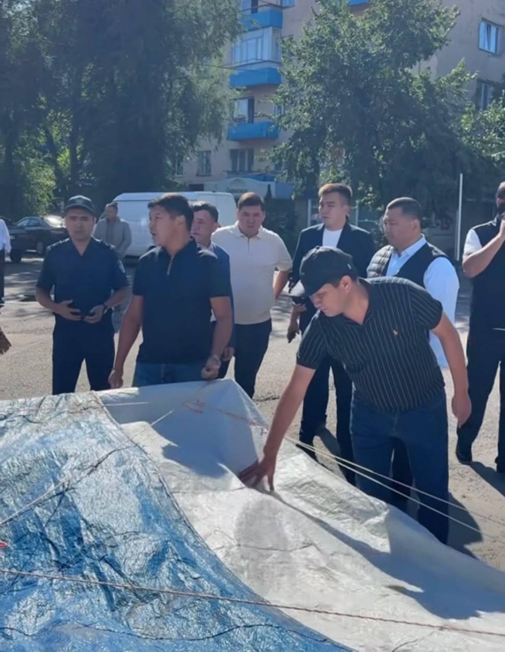 Депутат Талдыкорганского городского маслихата ознакомился с проводимыми работами по благоустройству на улице Биржан сал.