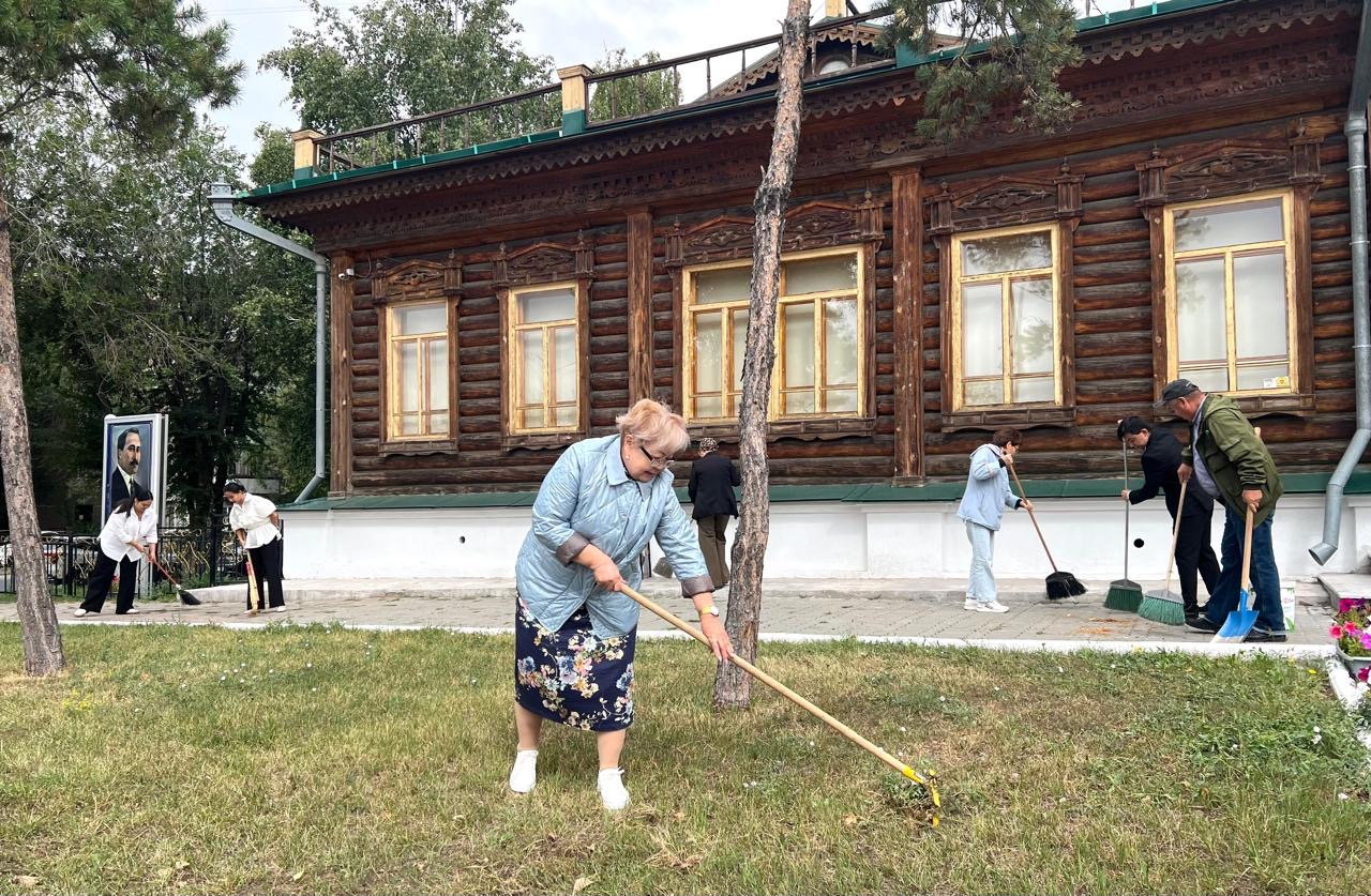 Сотрудники Музея Сакена Сейфуллина поддержали акцию "Таза Қазақстан" и провели генеральную уборку